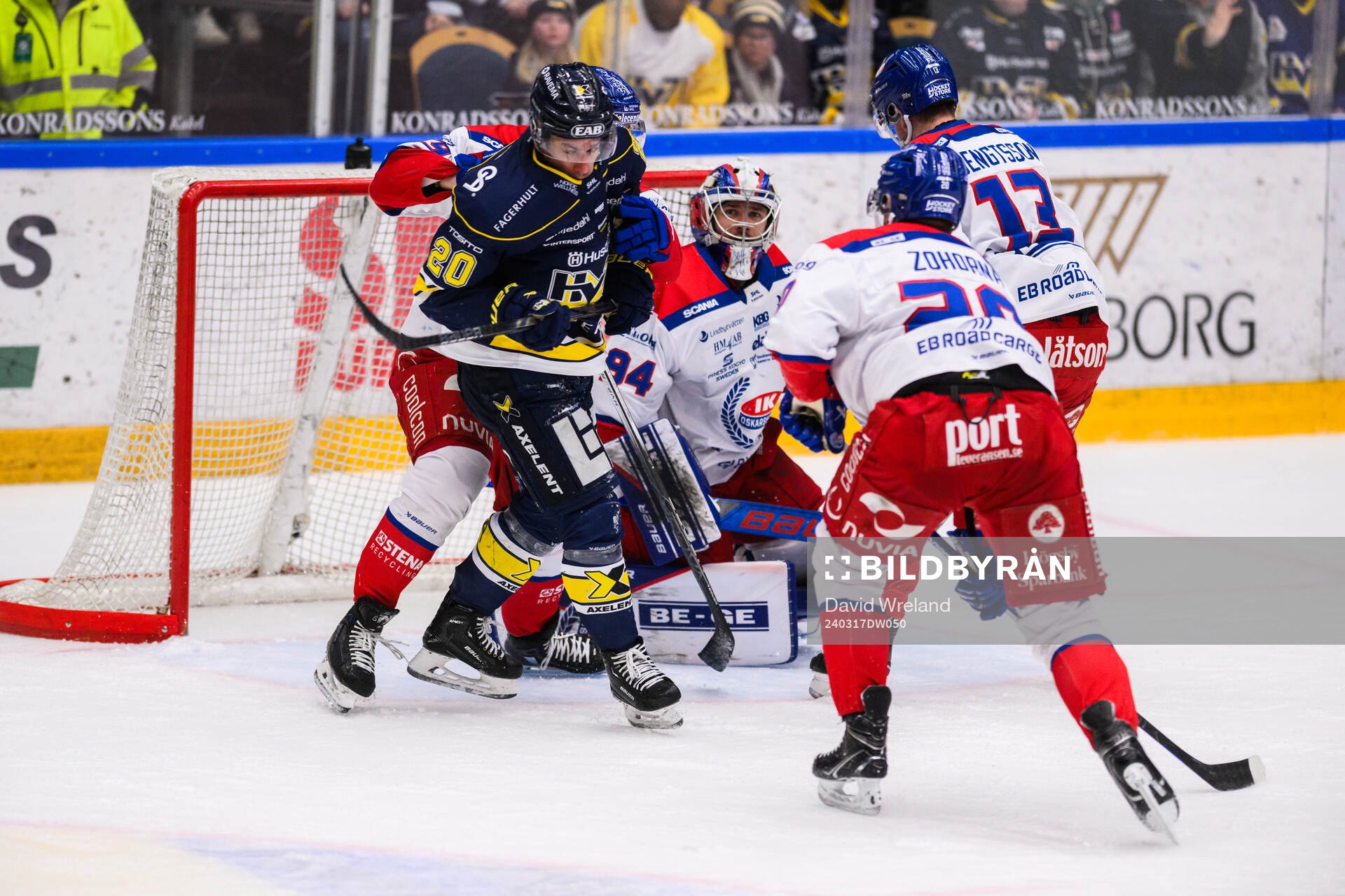 HV71s Andre Petersson framför Oskarshamns målvakt Marek