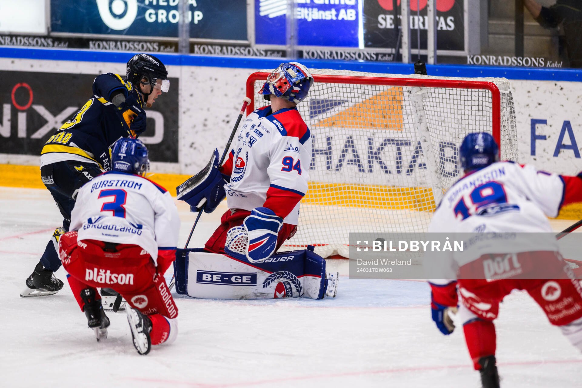 HV71s Åke Stakkestad  skjuter 2-0 på Oskarshamns målvakt