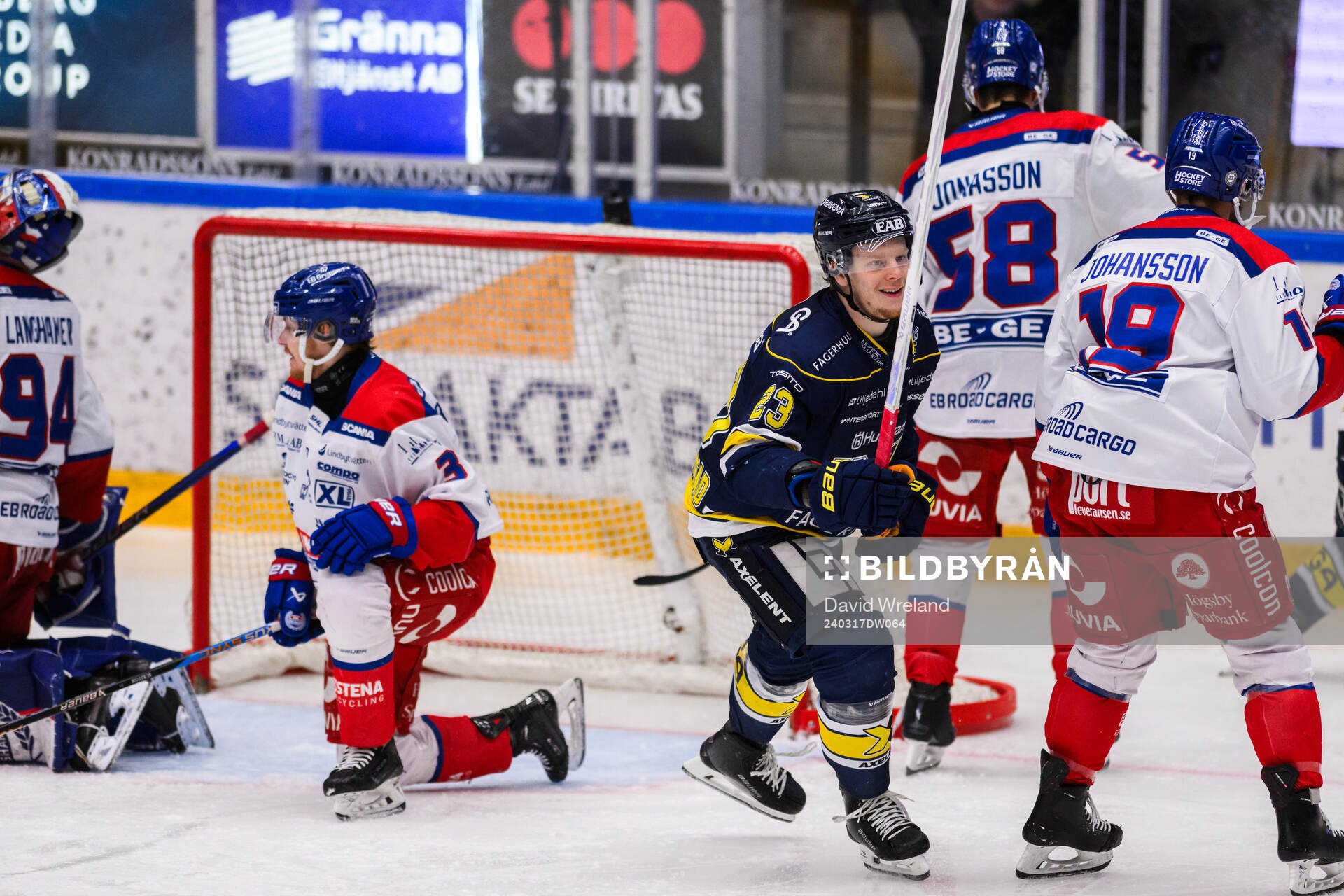 HV71s Åke Stakkestad jublar