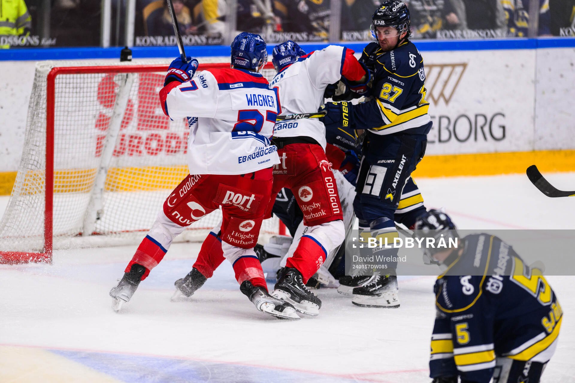 stökigt framför HV71s målvakt Frederik Dichow