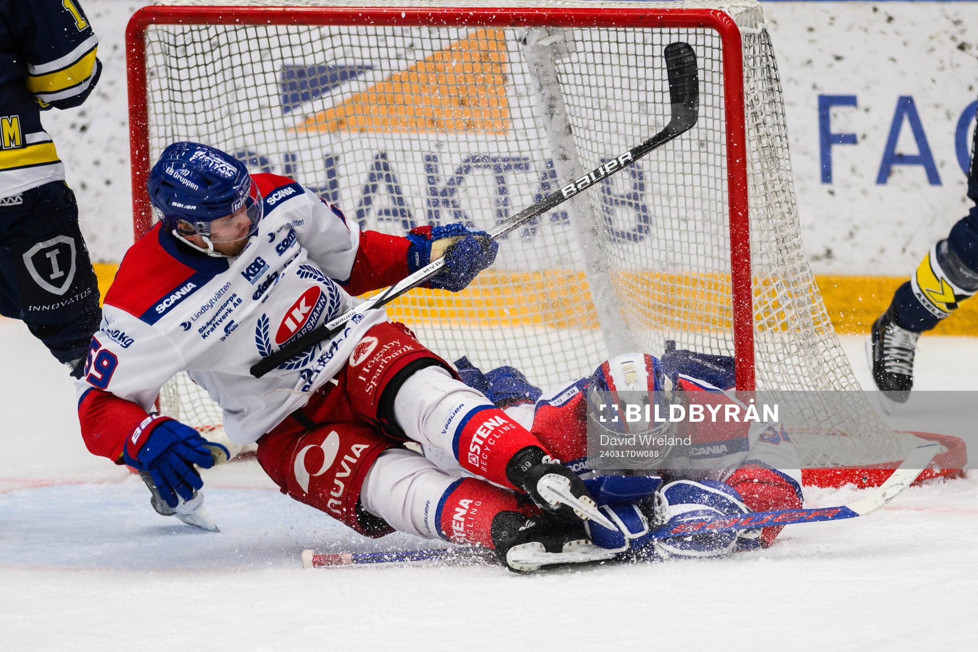 Oskarshamns Anton Mylläri och Oskarshamns målvakt Marek