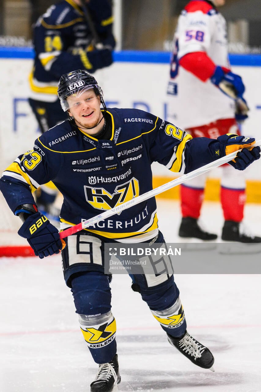 HV71s Åke Stakkestad jublar