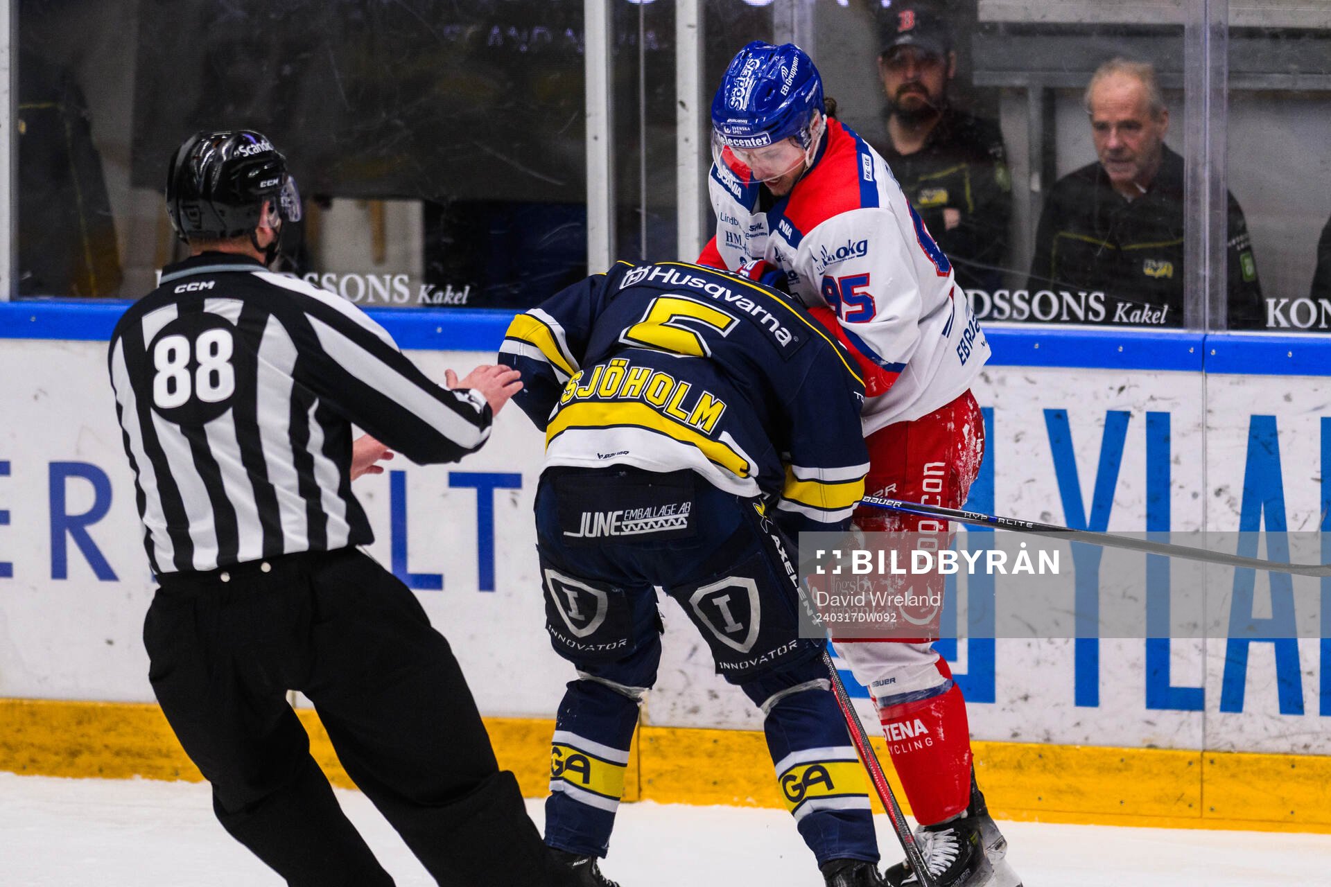 HV71s Victor Sjöholm och Oskarshamns Nick Olesen