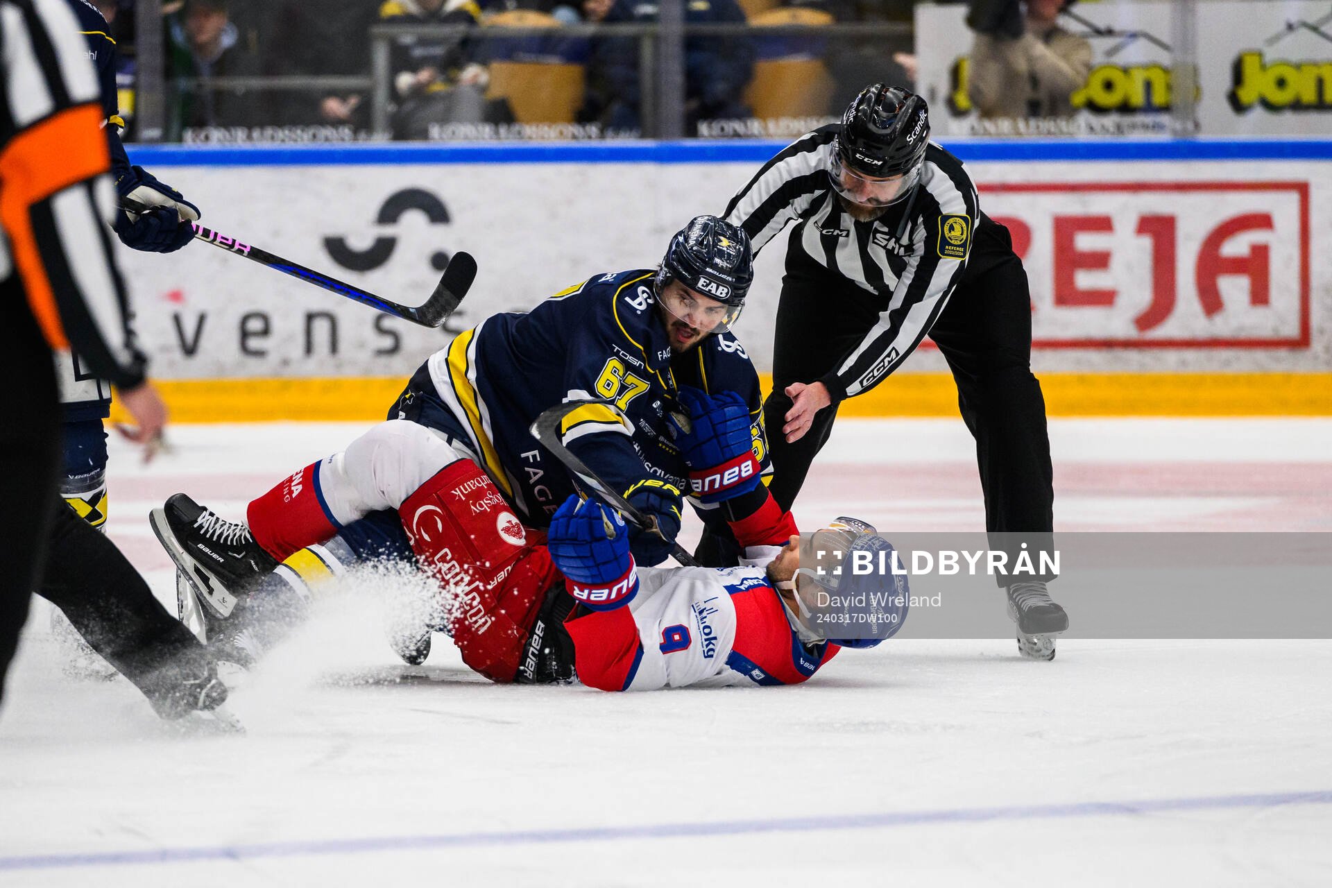 HV71s Oliwer Kaski och Oskarshamns Ahti Oksanen