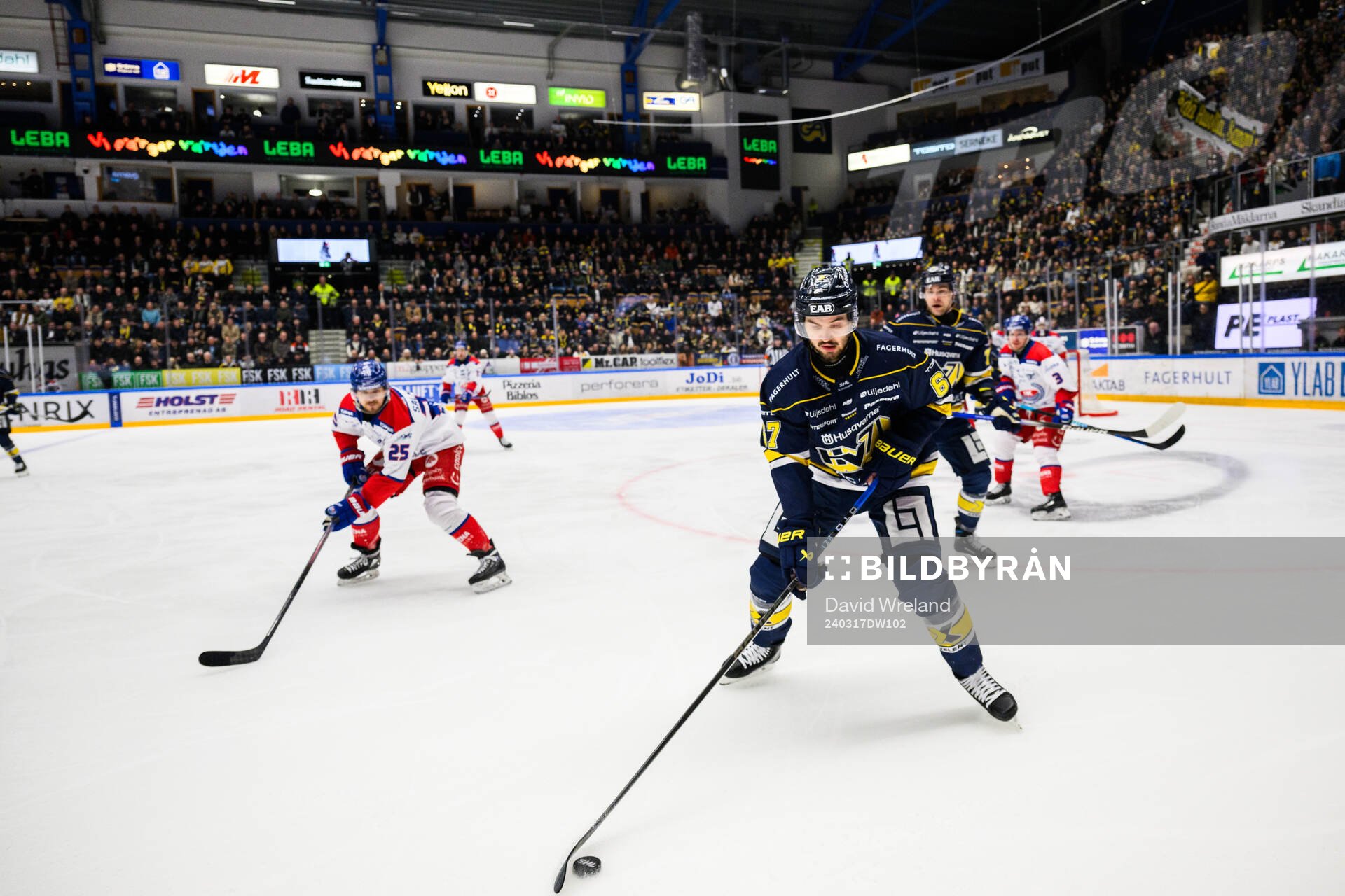 HV71s Oliwer Kaski och Oskarshamns Johannes Salmonsson