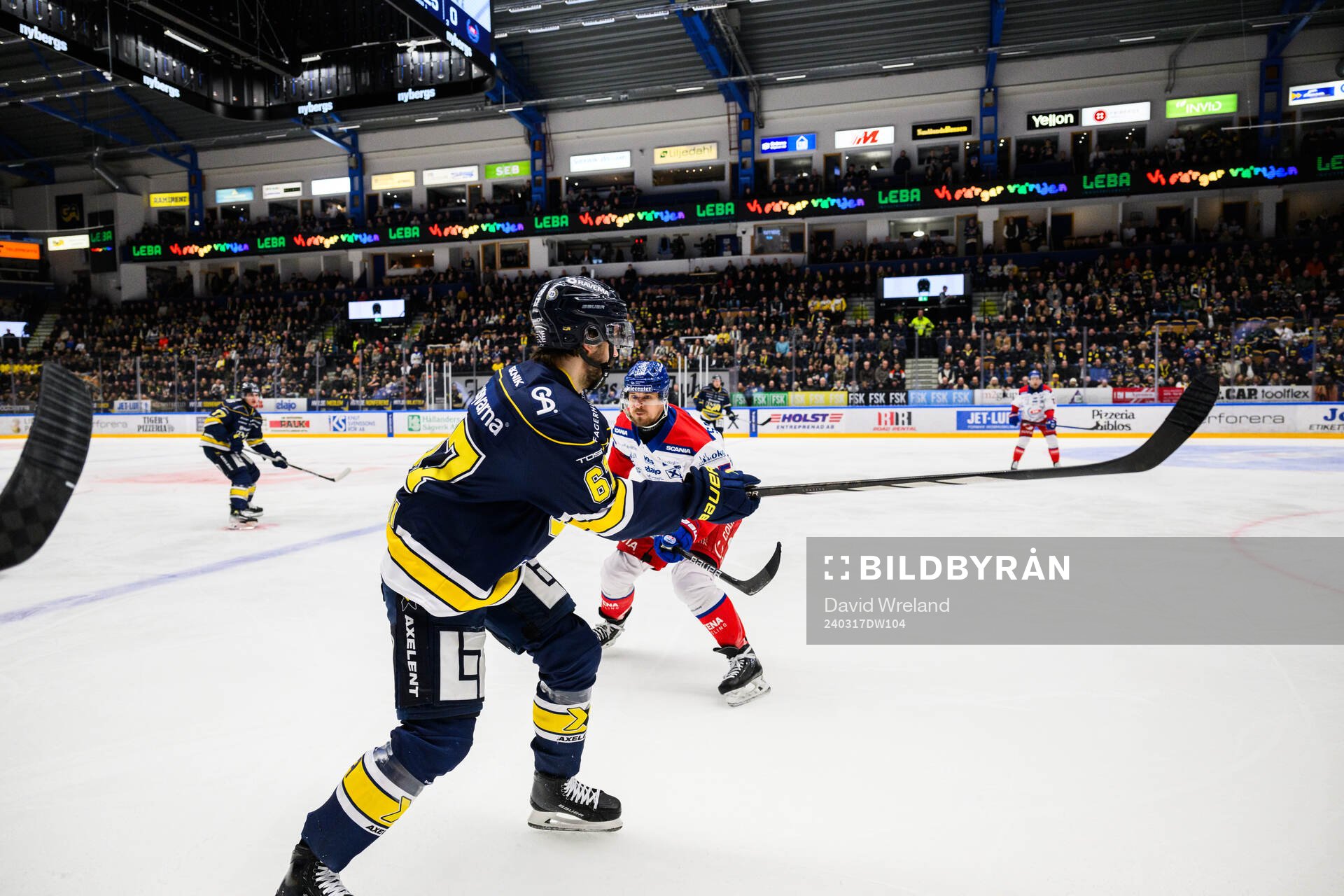 HV71s Oliwer Kaski och Oskarshamns Johannes Salmonsson
