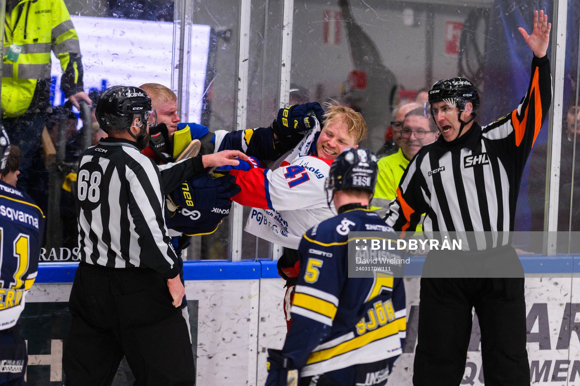HV71s Tommi Tikka och Oskarshamns Johan Johnsson
