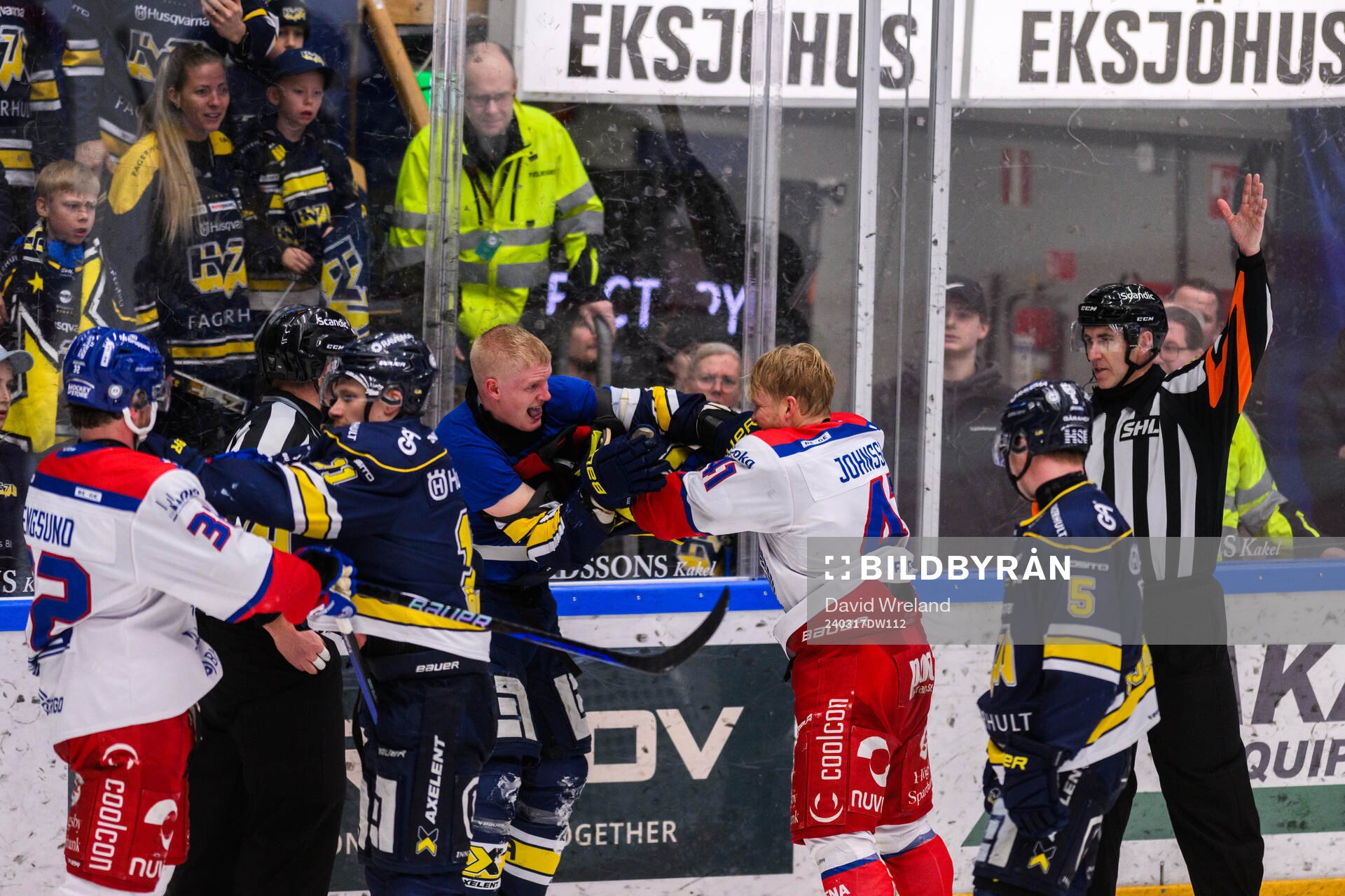 HV71s Tommi Tikka och Oskarshamns Johan Johnsson