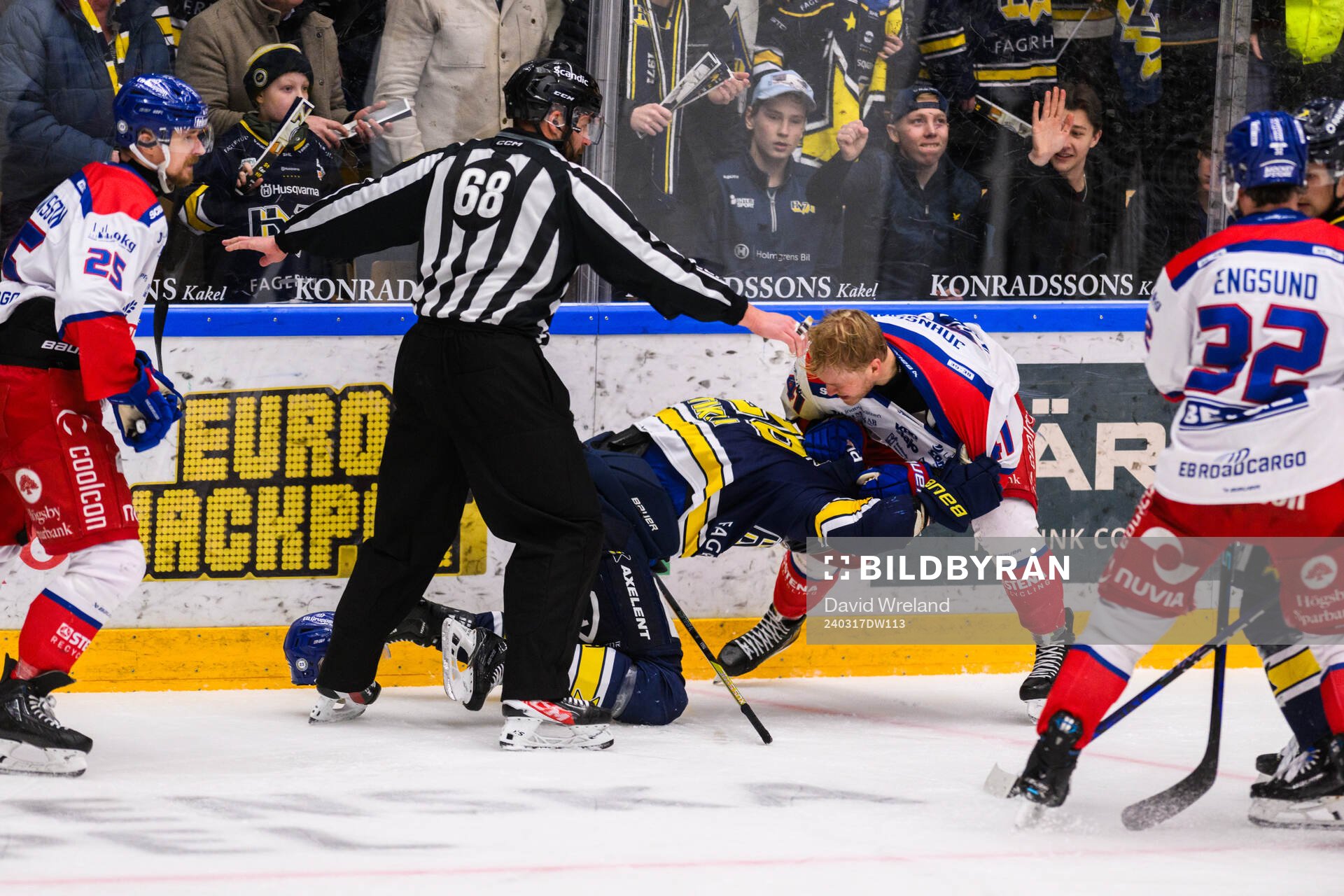 HV71s Tommi Tikka och Oskarshamns Johan Johnsson