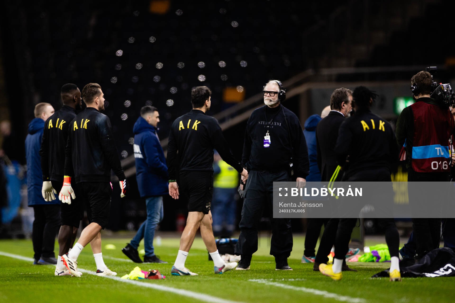AIKs målvakt Kristoffer Nordfeldt och målvakt Ismael Diawara lämnar uppvärmningen inför semifinalen i Svenska Cupen mellan AIK och Djurgården den 17 mars 2024 i Stockholm.