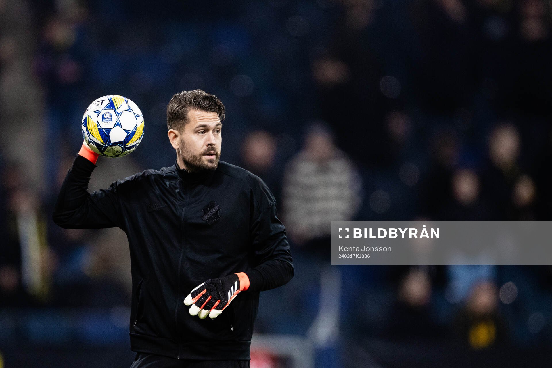 AIKs målvakt Kristoffer Nordfeldt under uppvärmningen inför semifinalen i Svenska Cupen mellan AIK och Djurgården den 17 mars 2024 i Stockholm.