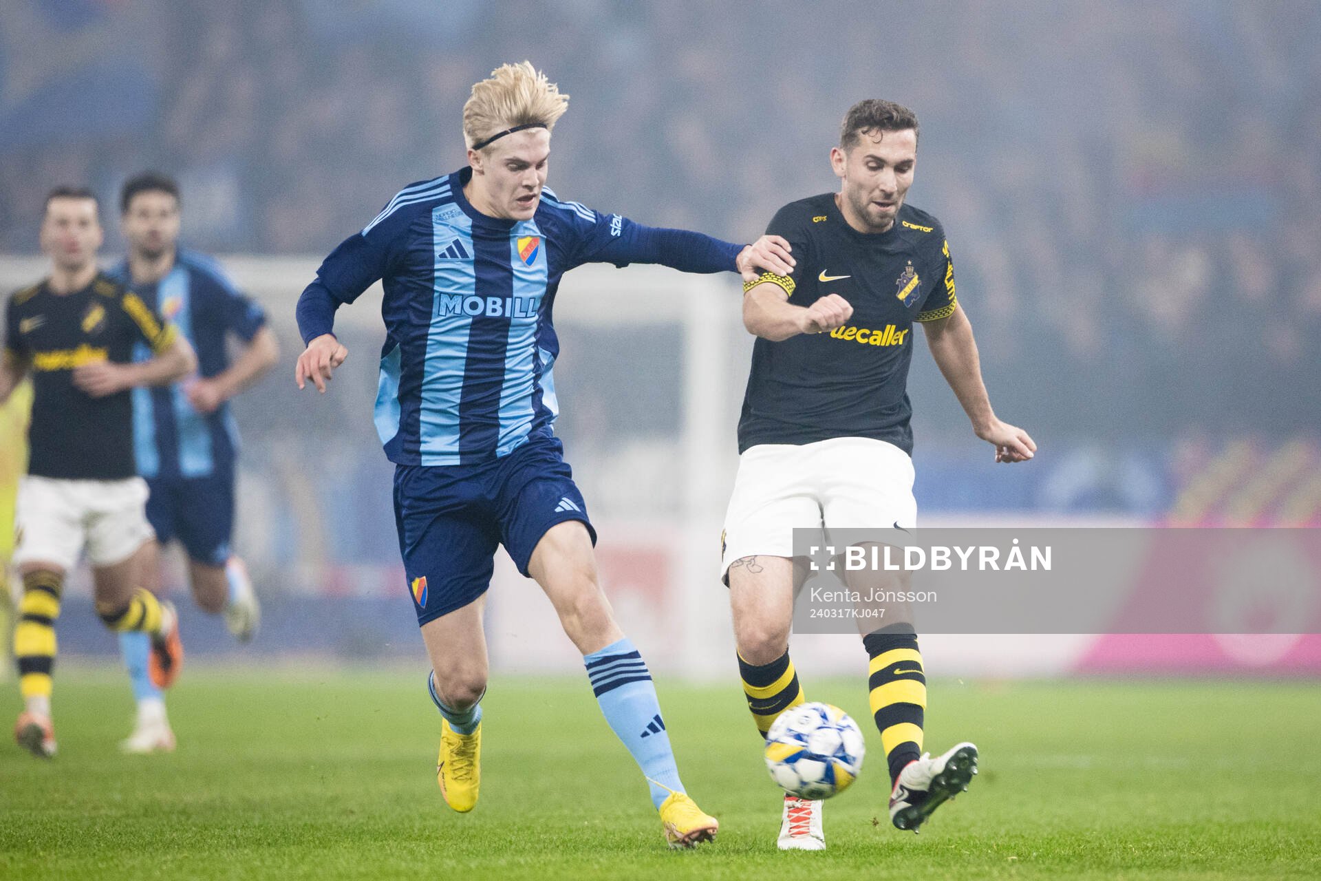 Djurgårdens Lucas Bergvall och AIKs Benjamin Tiedemann