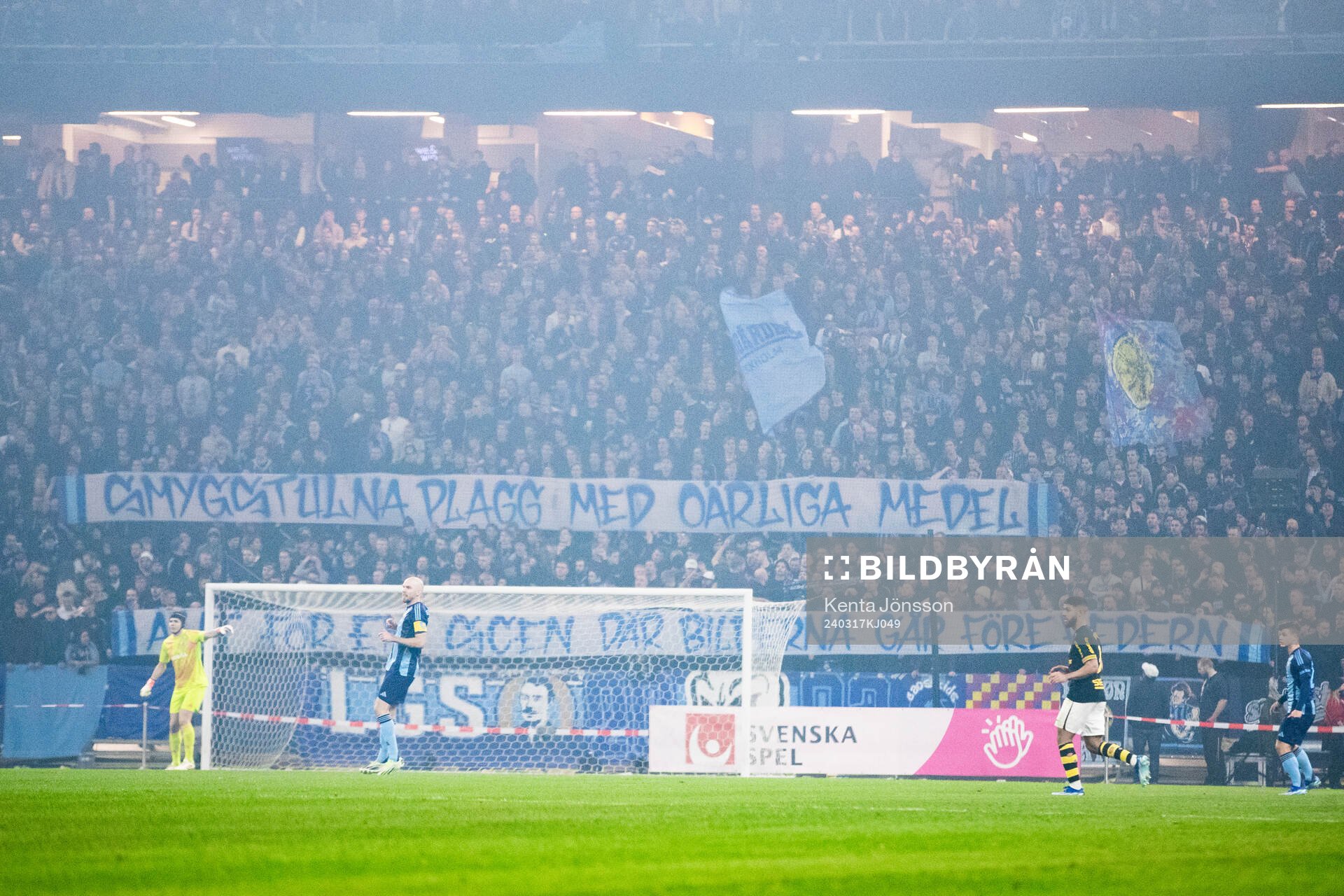 Djurgårdens supportrar med banderoller