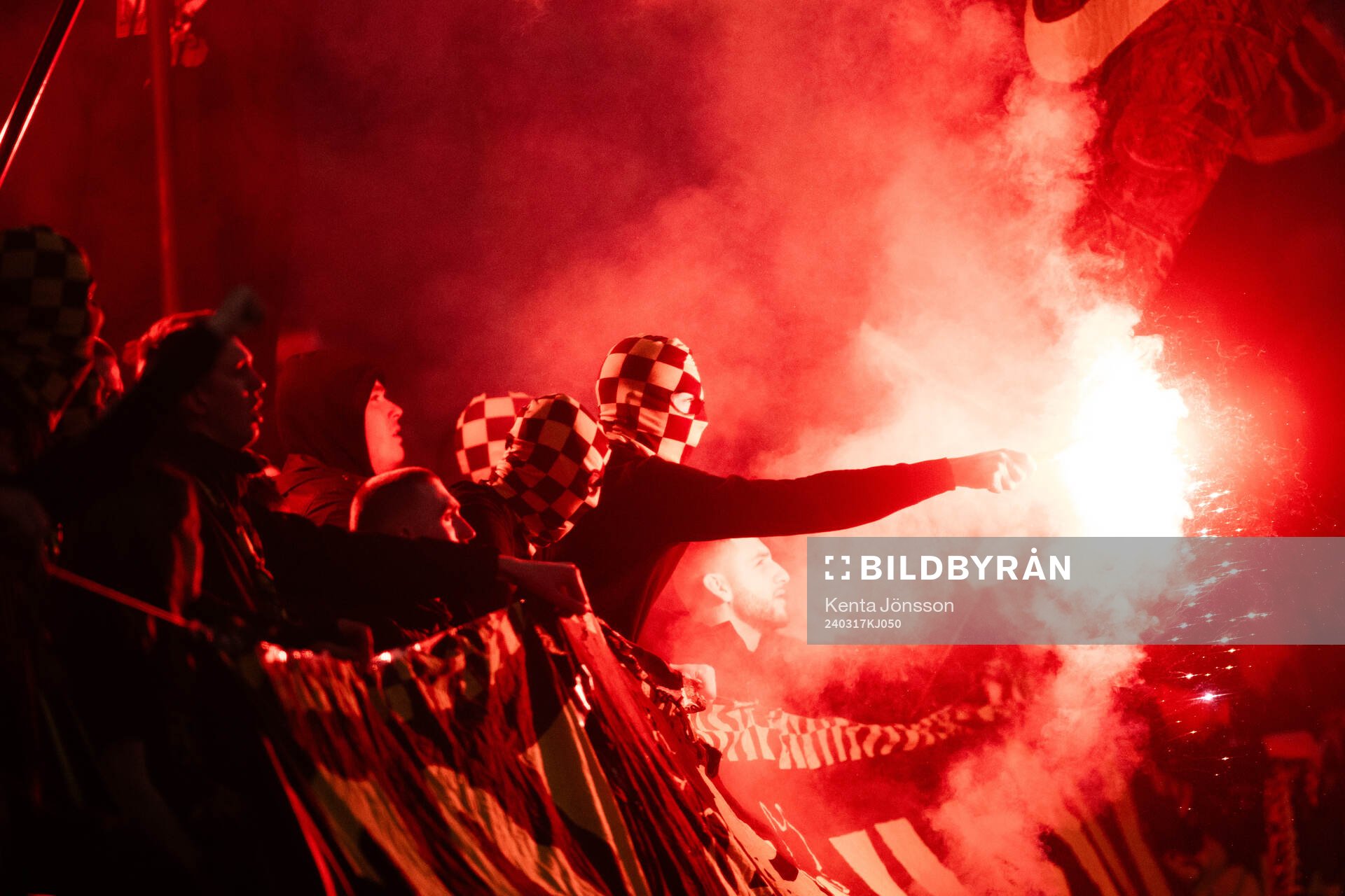 AIKs supportrar med pyroteknik