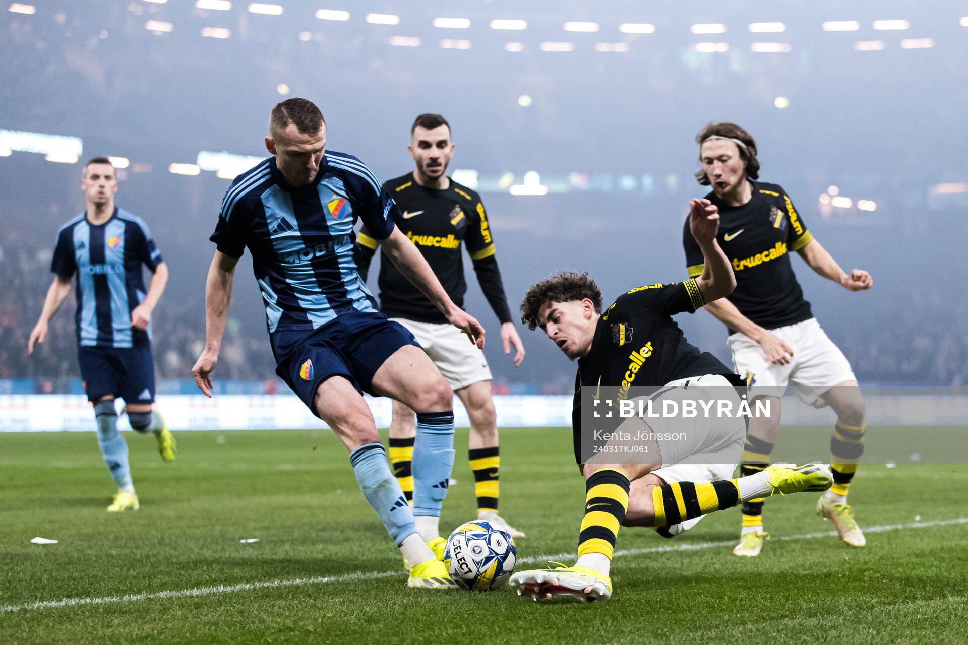 Djurgårdens Piotr Johansson och AIKs Taha Ayari