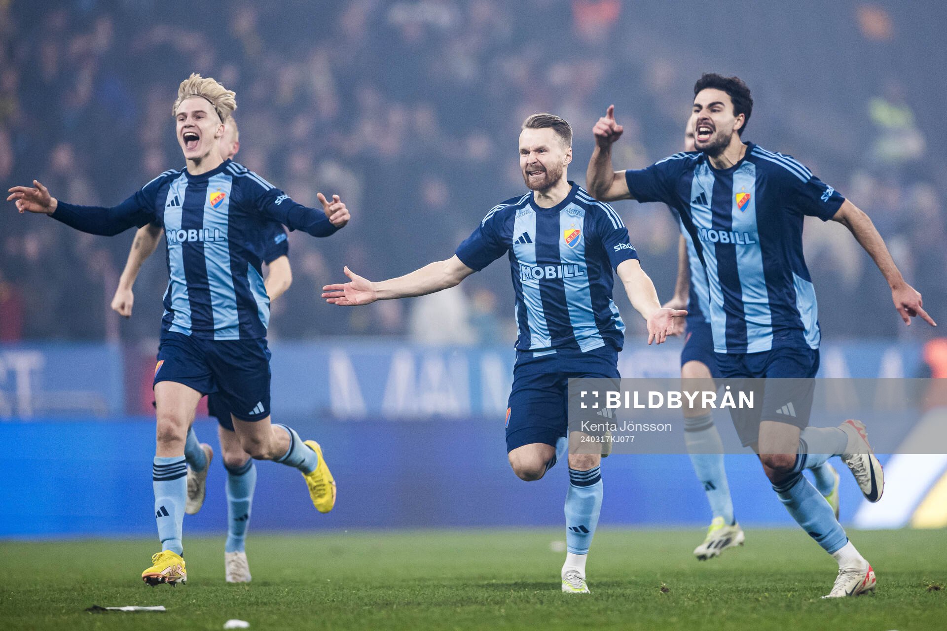 Djurgårdens Lucas Bergvall, Jacob Une Larsson och Deniz Hümmet jublar efter semifinalen i Svenska Cupen mellan AIK och Djurgården den 17 mars 2024 i Stockholm.