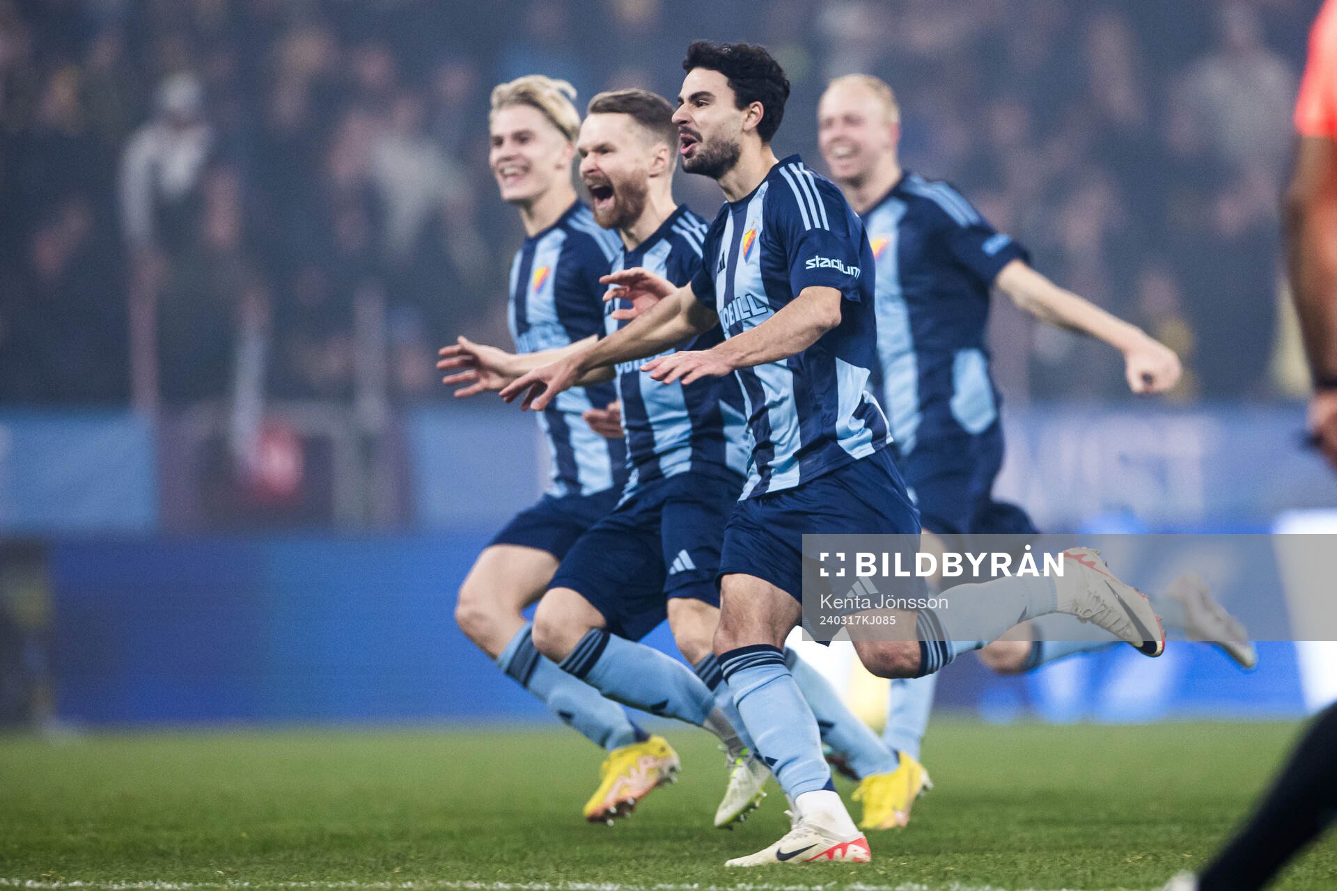 Djurgårdens Deniz Hümmet jublar med Lucas Bergvall och Jacob Une Larsson jublar efter semifinalen i Svenska Cupen mellan AIK och Djurgården den 17 mars 2024 i Stockholm.