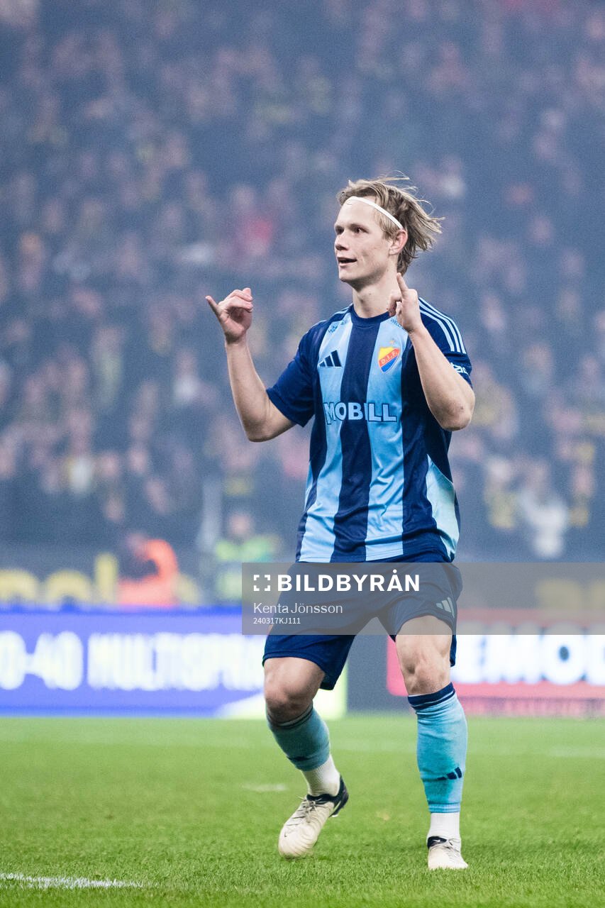 Djurgårdens Tobias Gulliksen jublar mot AIKs supportrar