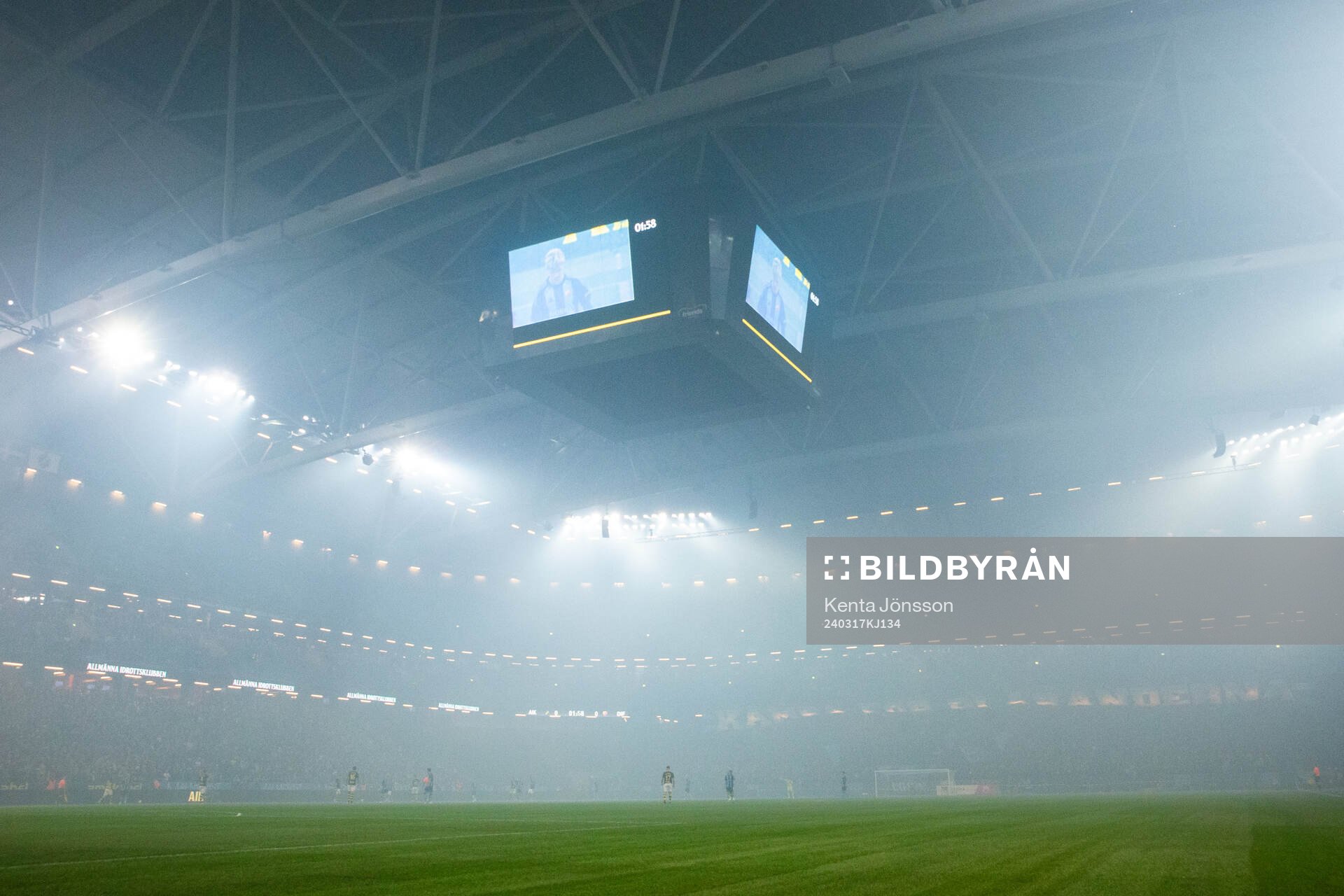 Friends Arena med rök