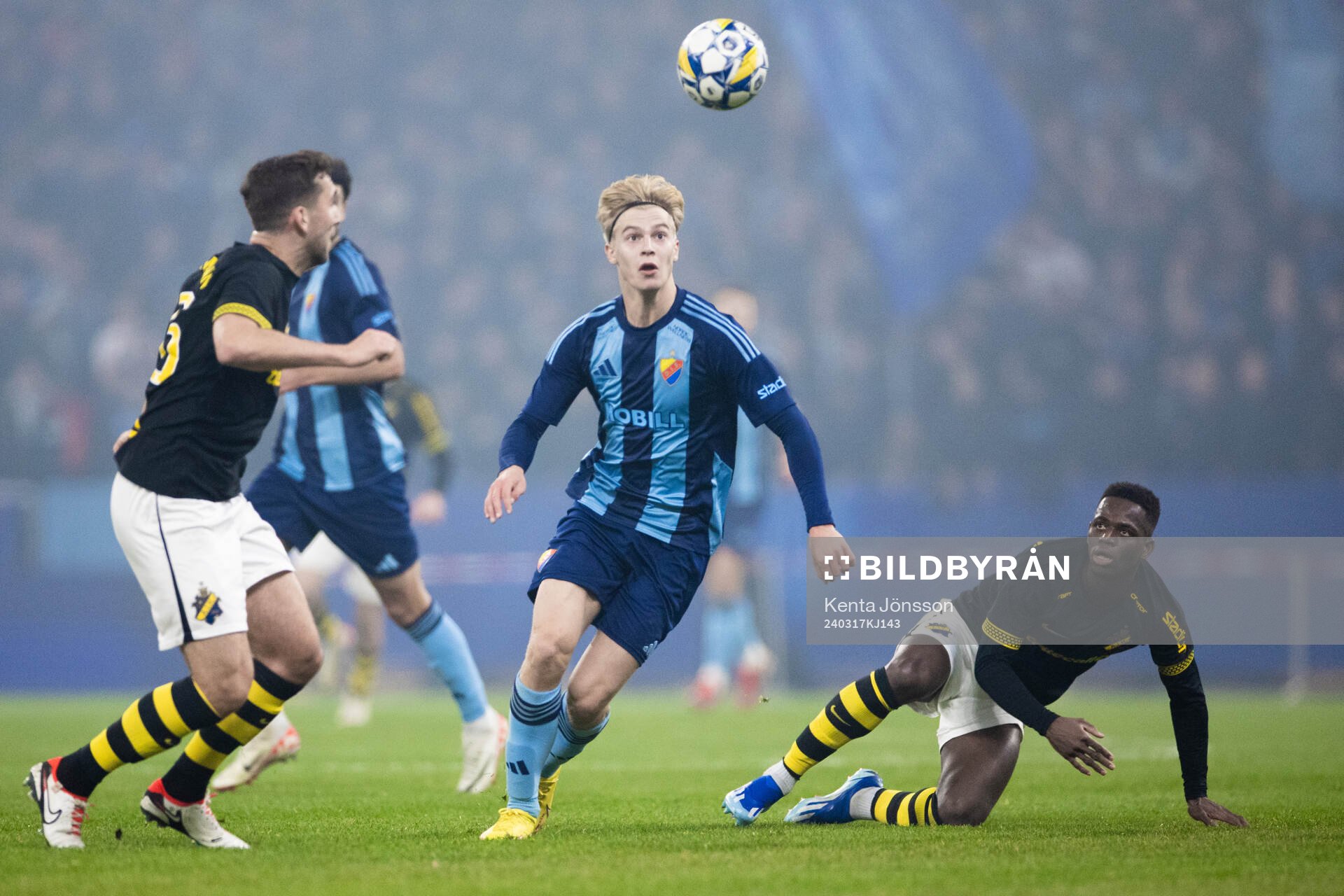 Djurgårdens Lucas Bergvall i kamp med AIKs Benjamin Tiedemann Hansen och Ismaila Coulibaly under semifinalen i Svenska Cupen mellan AIK och Djurgården den 17 mars 2024 i Stockholm.
