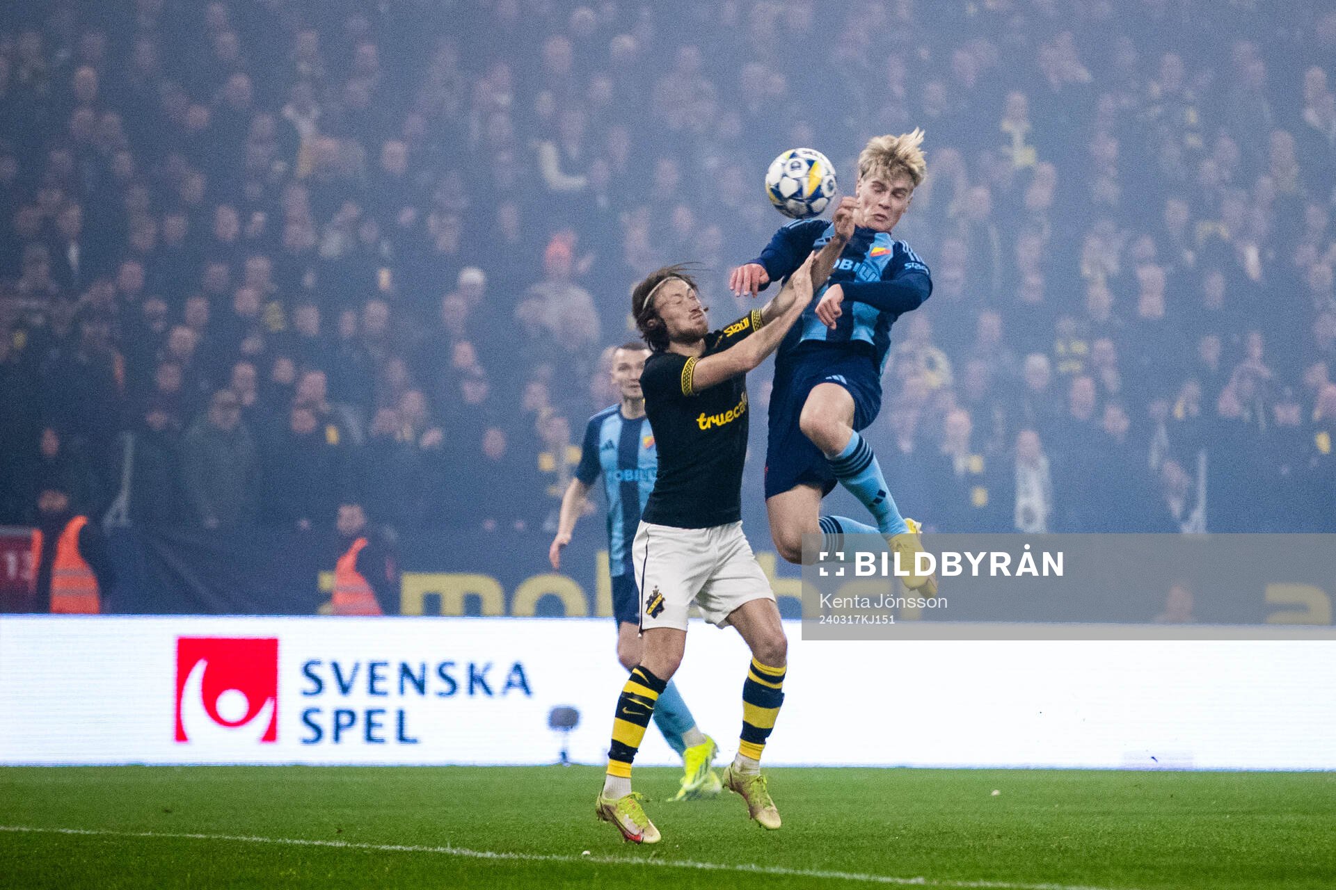 Djurgårdens Lucas Bergvall gör 0-1 på nick i kamp med AIKs Axel Björnström under semifinalen i Svenska Cupen mellan AIK och Djurgården den 17 mars 2024 i Stockholm.