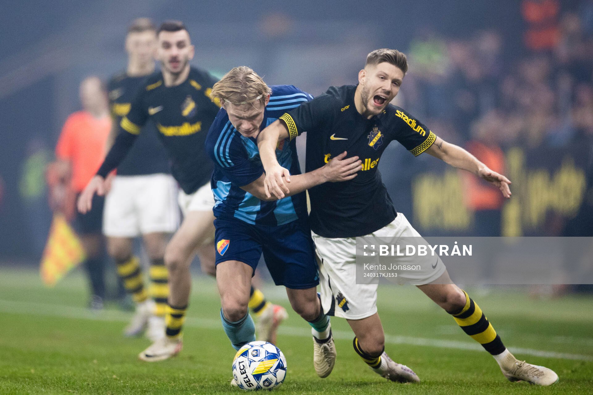 Djurgårdens Tobias Gulliksen och AIKs Anton Salétros