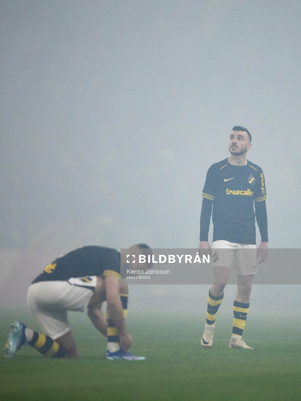 AIKs Ioannis Pittas under ett spelavbrott för rökbildningen efter tifo under semifinalen i Svenska Cupen mellan AIK och Djurgården den 17 mars 2024 i Stockholm.