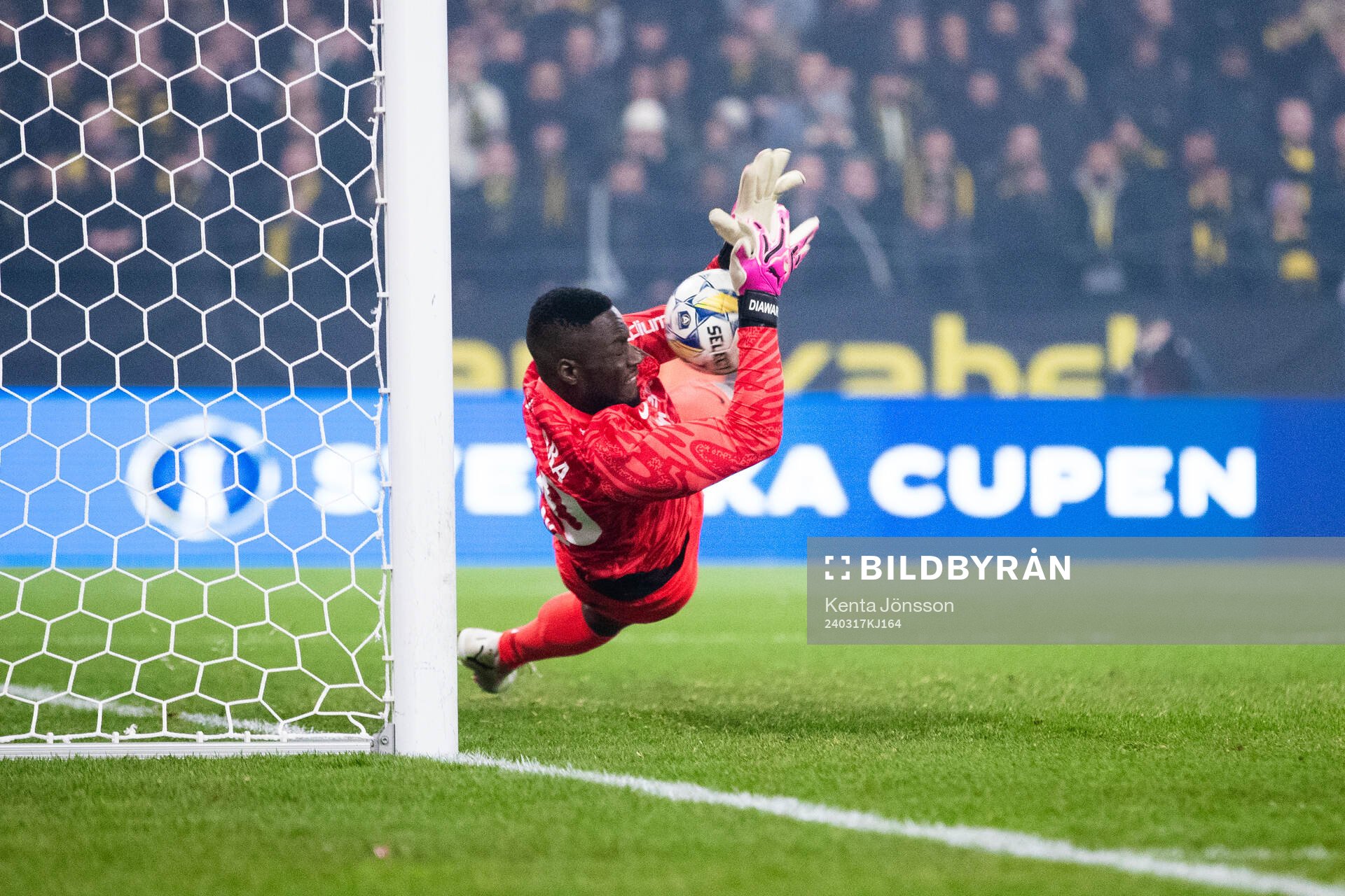 AIKs målvakt Ismael Diawara med en räddning