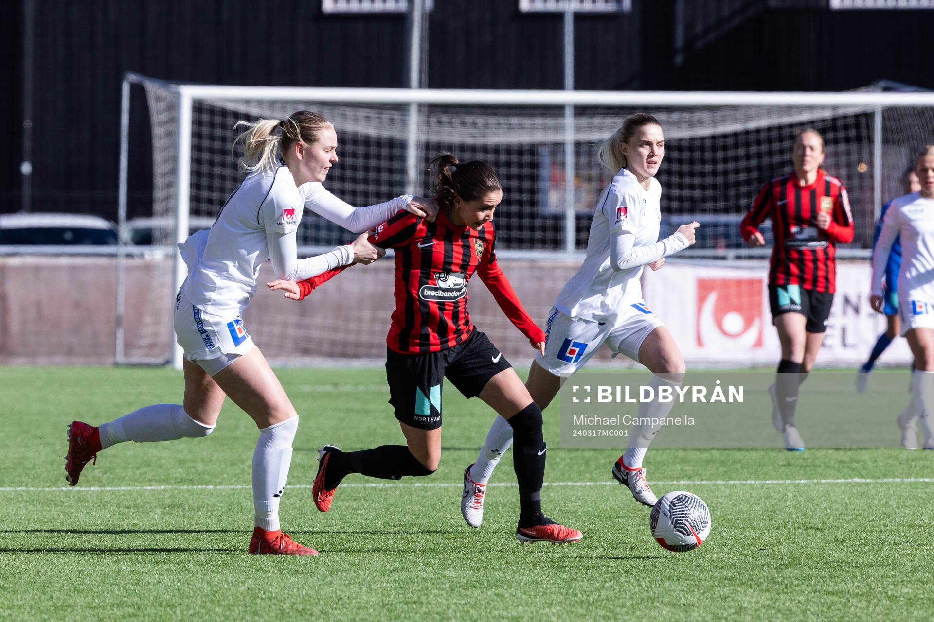 Brommapojkarnas Vera Blom och IK Uppsalas Ellen Andersson