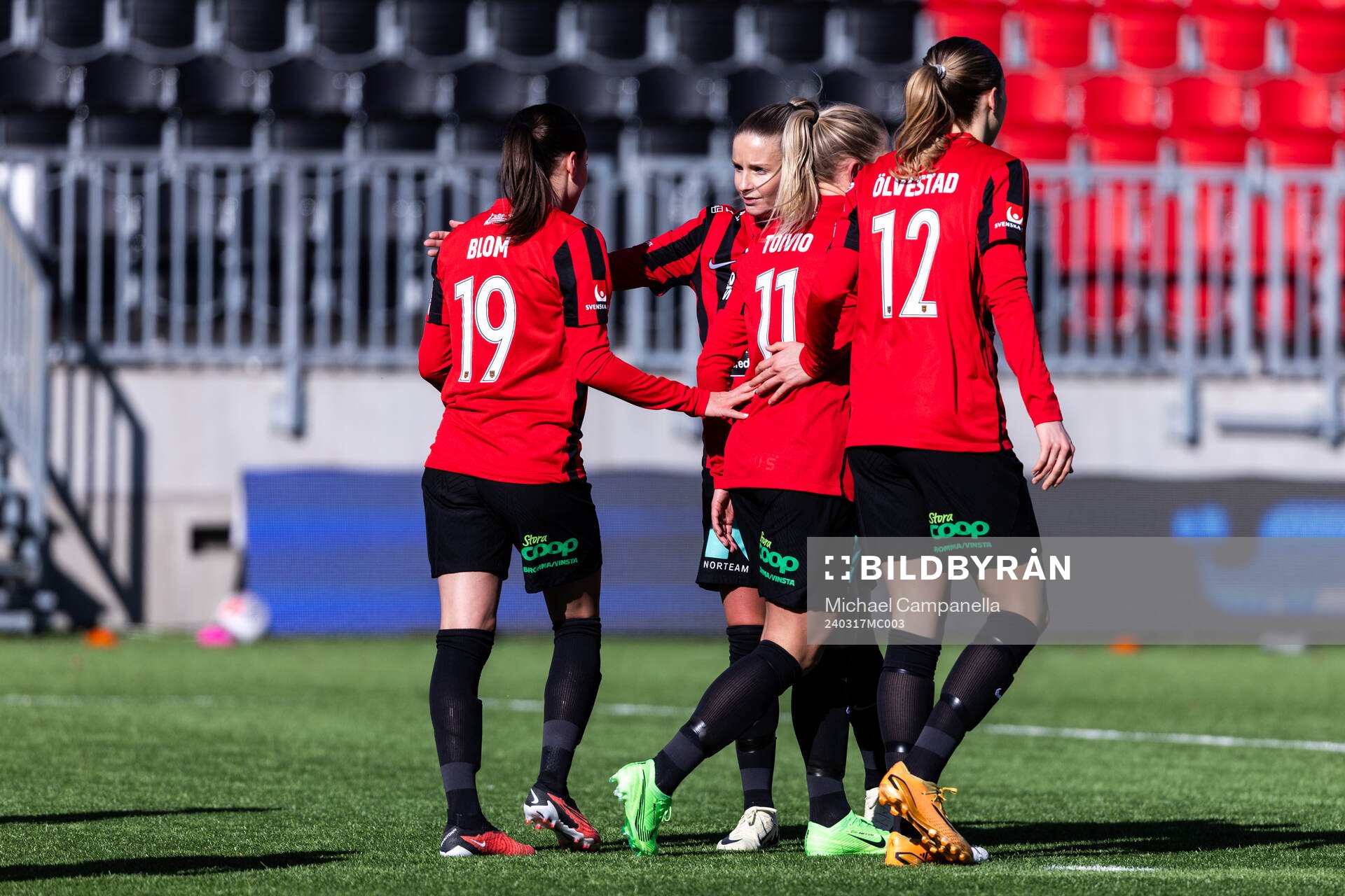 Brommapojkarnas Ellen Toivio jublar med lagkamrater