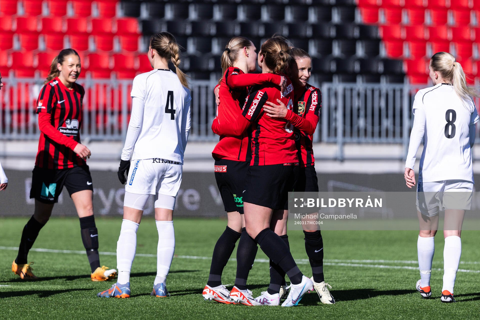 Brommapojkarnas Alice Ahlberg jublar med lagkamrater