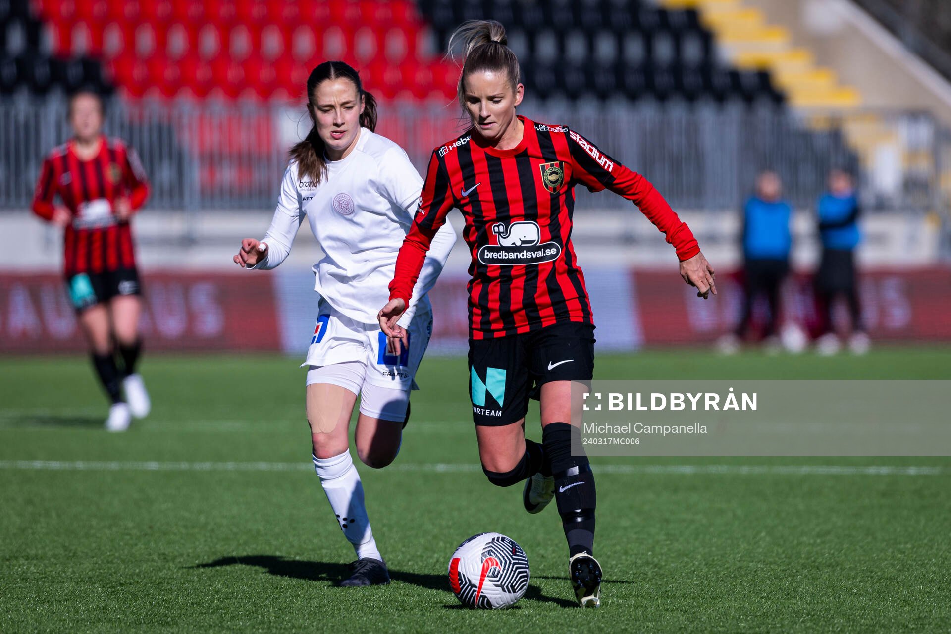 Brommapojkarnas Ellinor Johansson och IK Uppsalas Tekla