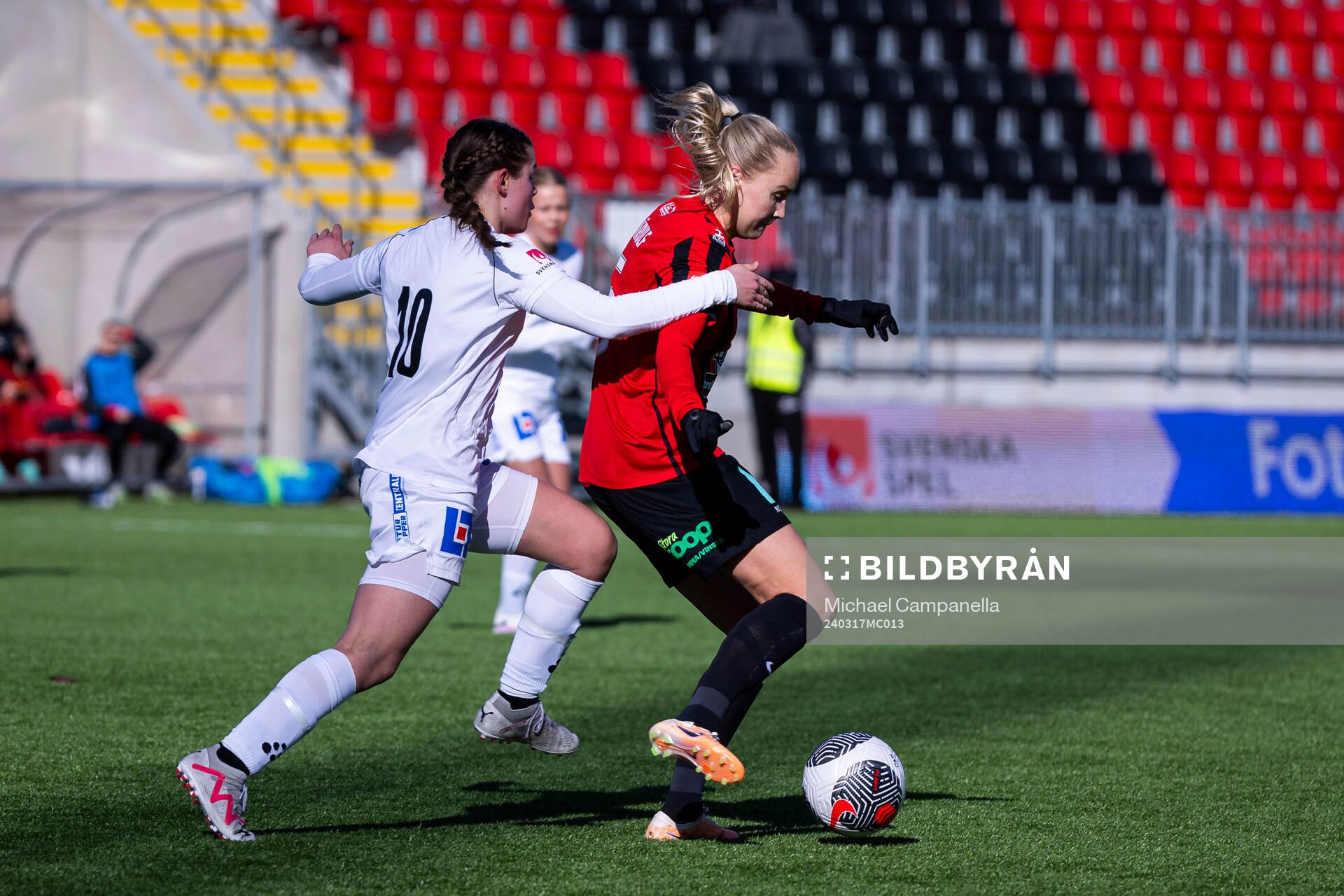 Brommapojkarnas Wilma Wärulf och IK Uppsalas Elin Flakberg