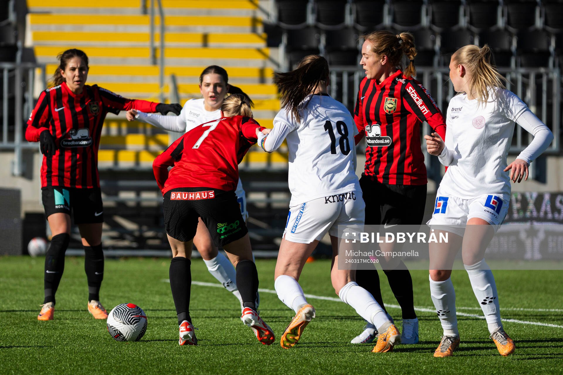 Brommapojkarnas Sara Olai och IK Uppsalas Julia Ragnarsson under fotbollsmatchen i Svenska Cupen mellan Brommapojkarna och IK Uppsala den 17 mars 2024 i Stockholm.