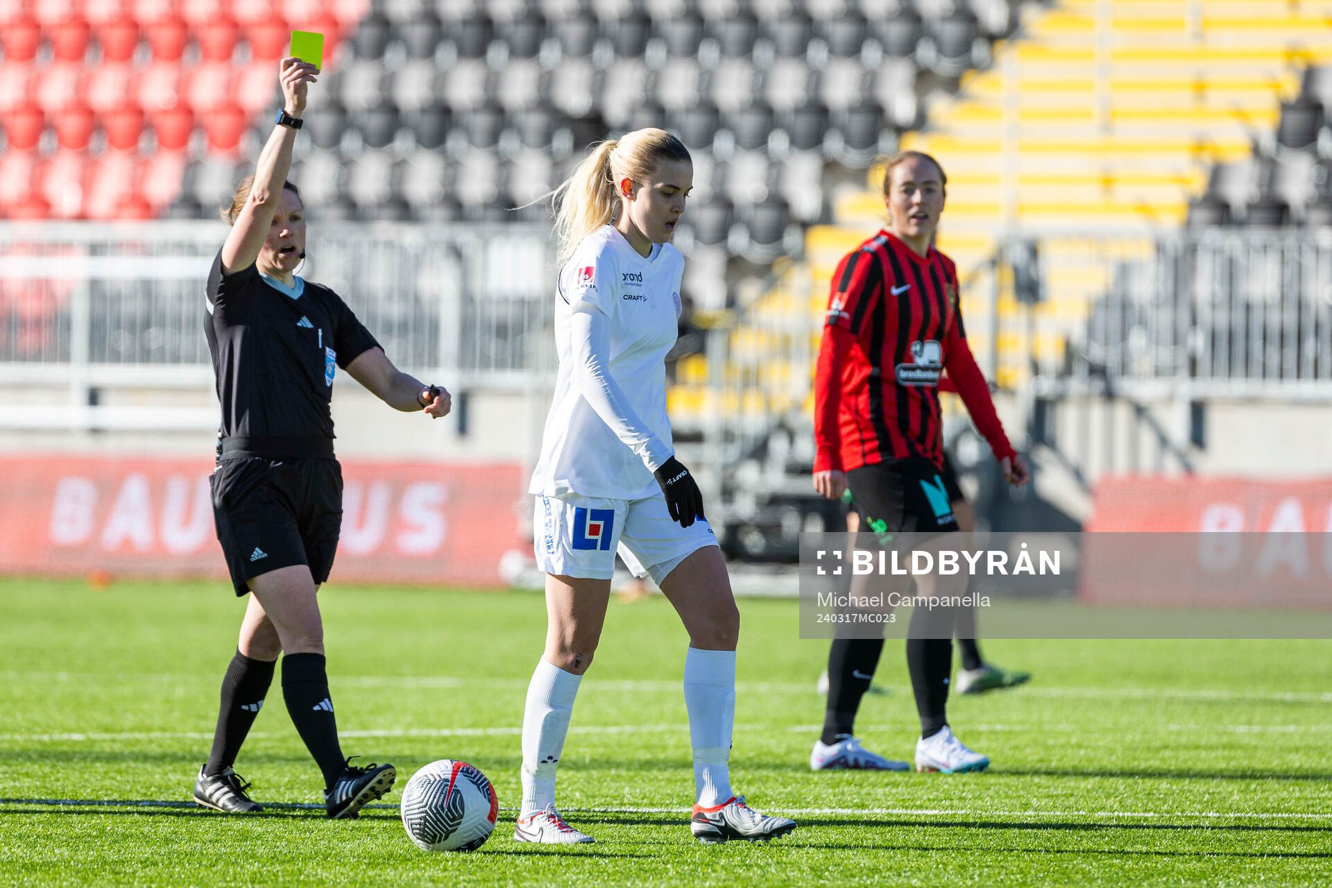 IK Uppsalas Olivia Mattsson får en gul kort av Domare Sara