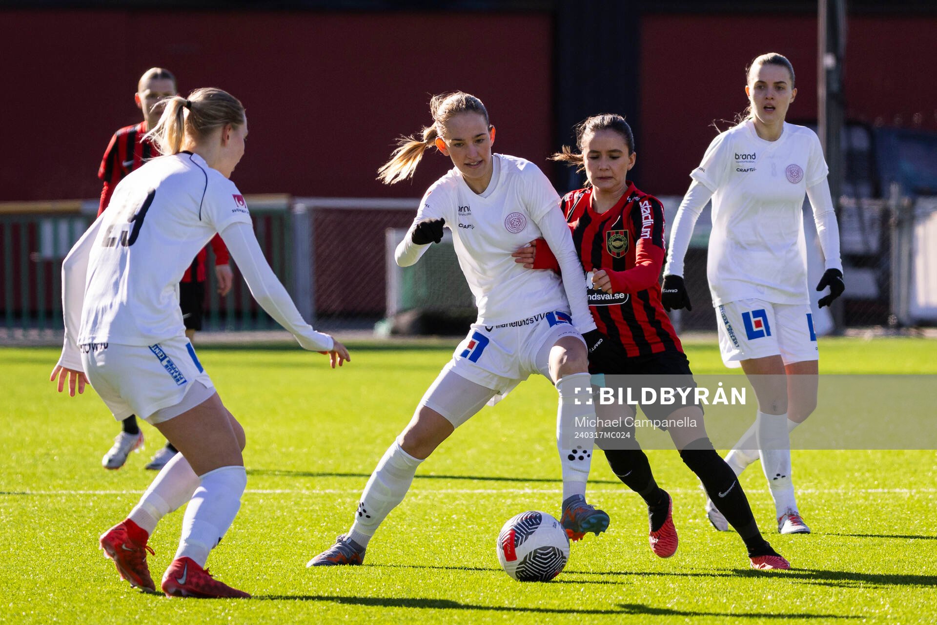 IK Uppsalas Clara Flenhagen och Ellen Andersson under fotbollsmatchen i Svenska Cupen mellan Brommapojkarna och IK Uppsala den 17 mars 2024 i Stockholm.
