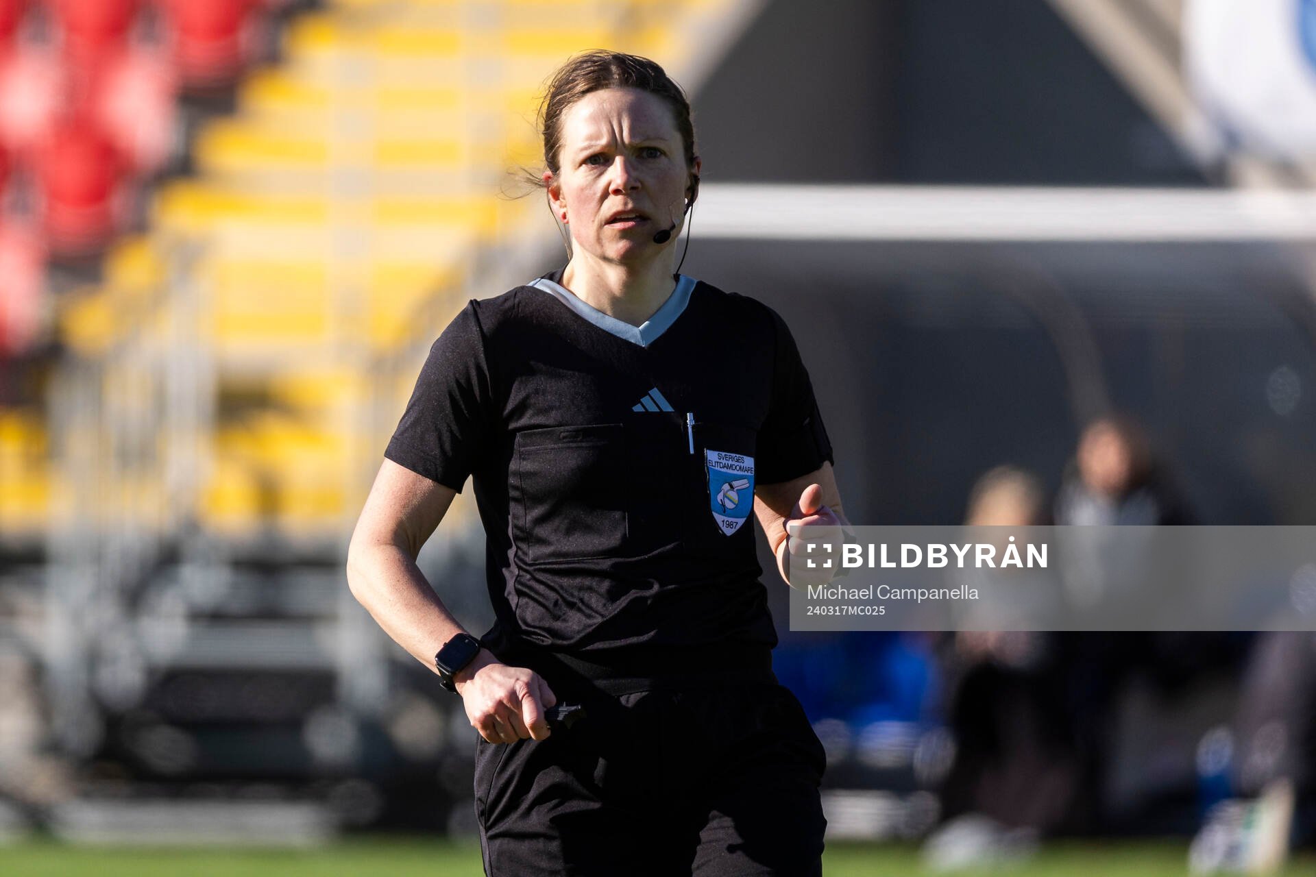 Domare Sara Wiinikka under fotbollsmatchen i Svenska Cupen mellan Brommapojkarna och IK Uppsala den 17 mars 2024 i Stockholm.