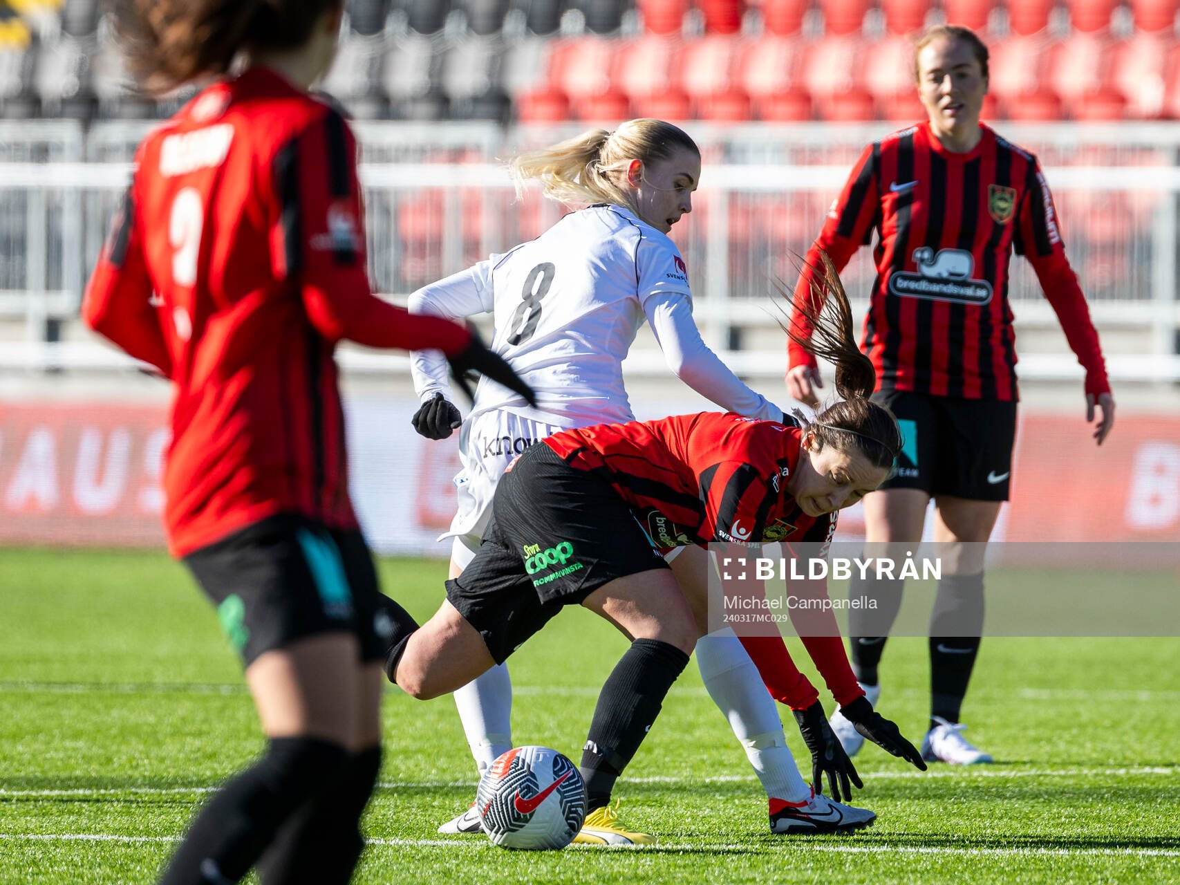 IK Uppsalas Olivia Mattsson och Brommapojkarnas Fanny Hjelm
