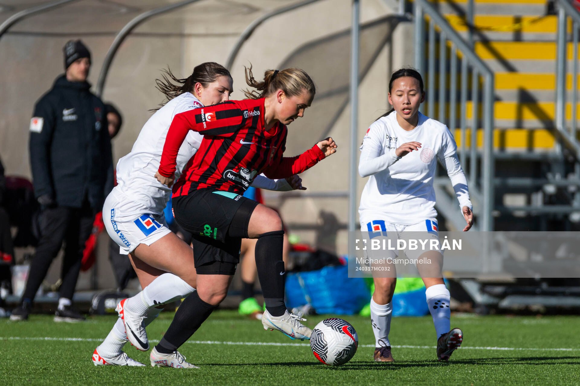Brommapojkarnas Ebba Hjalmarsson och IK Uppsalas Clara