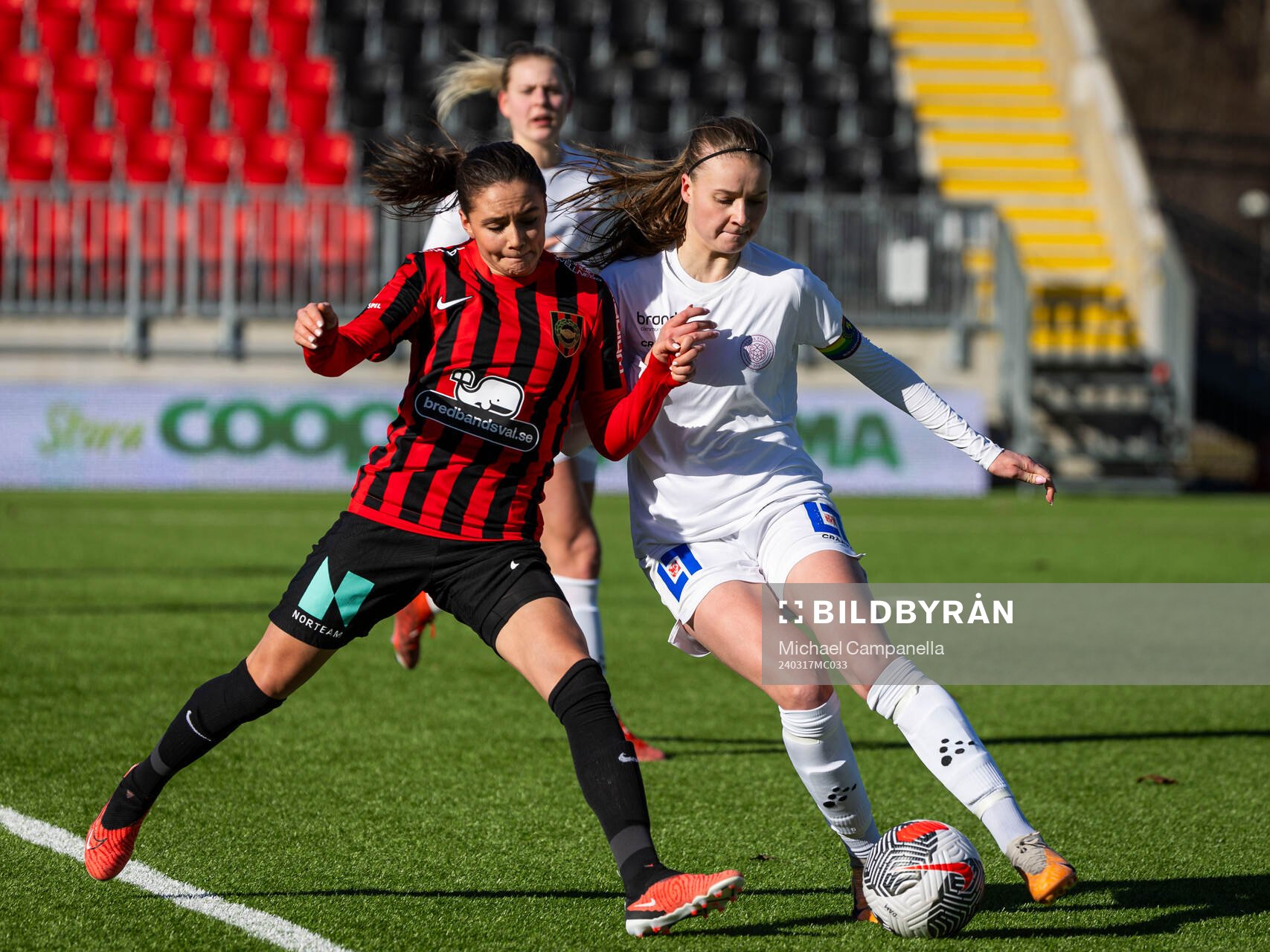 Brommapojkarnas Vera Blom och IK Uppsalas Julia Ragnarsson