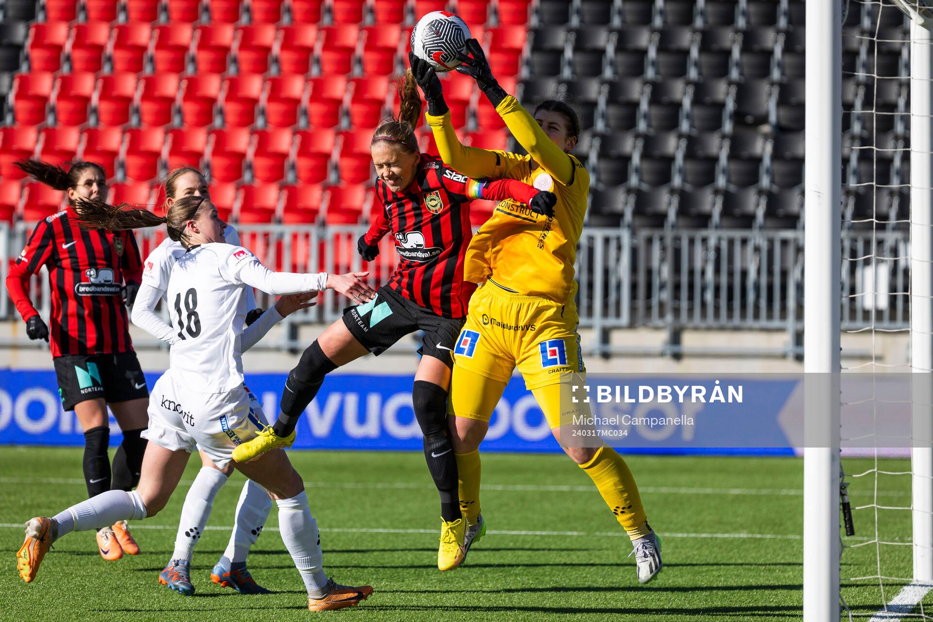 Brommapojkarnas Elsa Karlsson och IK Uppsalas målvakt