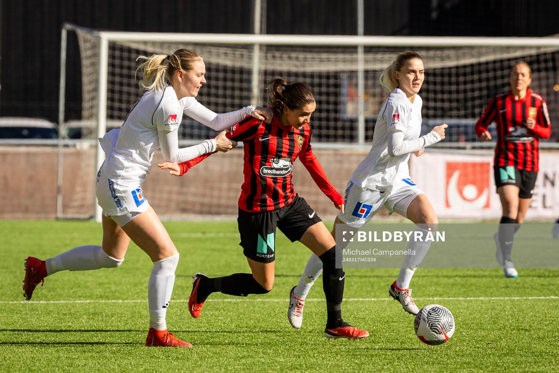 Brommapojkarnas Vera Blom och IK Uppsalas Ellen Andersson under fotbollsmatchen i Svenska Cupen mellan Brommapojkarna och IK Uppsala den 17 mars 2024 i Stockholm.