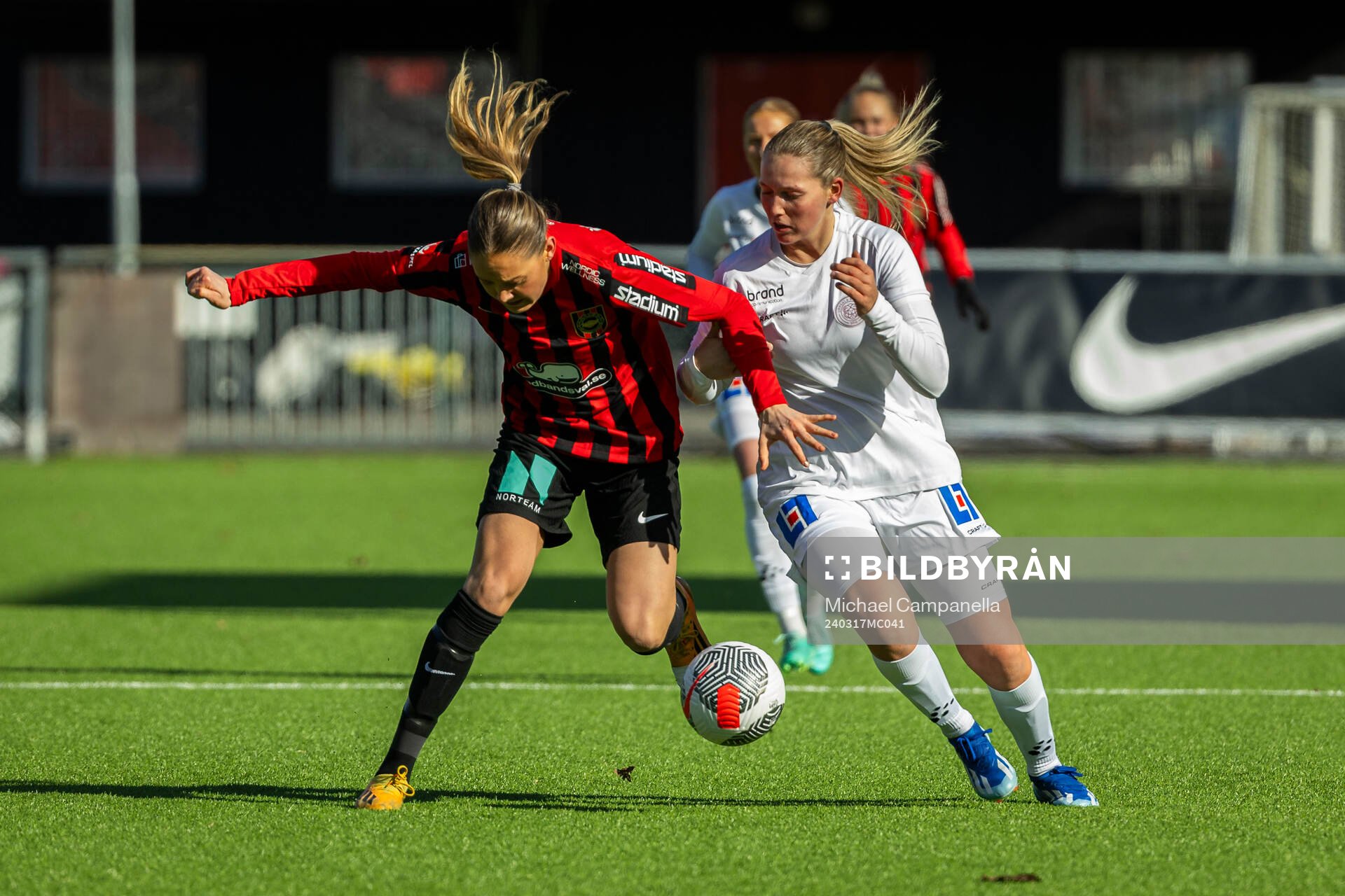 Brommapojkarnas Tuva Ölvestad och IK Uppsalas Maja Wangerheim under fotbollsmatchen i Svenska Cupen mellan Brommapojkarna och IK Uppsala den 17 mars 2024 i Stockholm. 