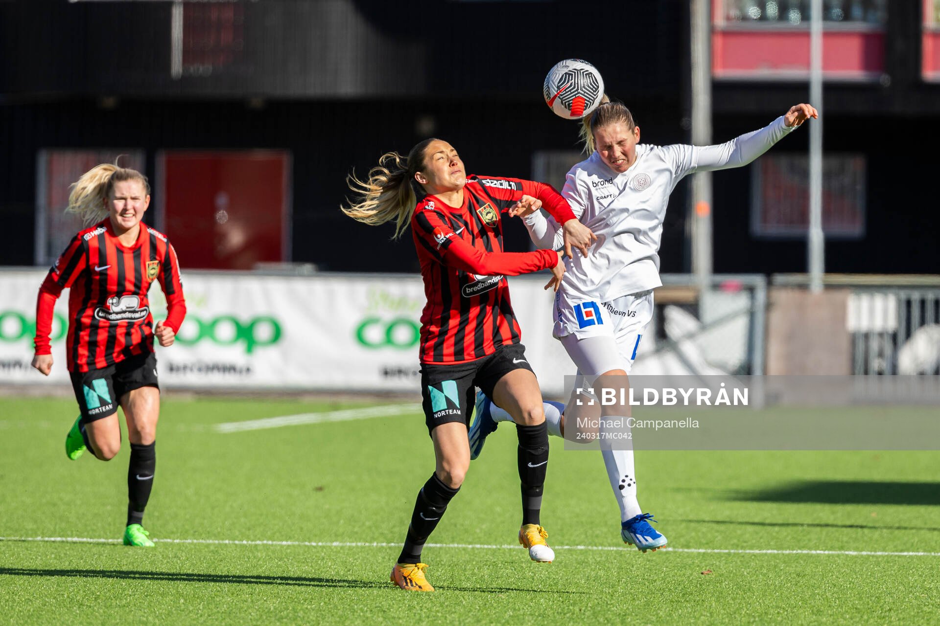 Brommapojkarnas Tuva Ölvestad och IK Uppsalas Maja Wangerheim under fotbollsmatchen i Svenska Cupen mellan Brommapojkarna och IK Uppsala den 17 mars 2024 i Stockholm.