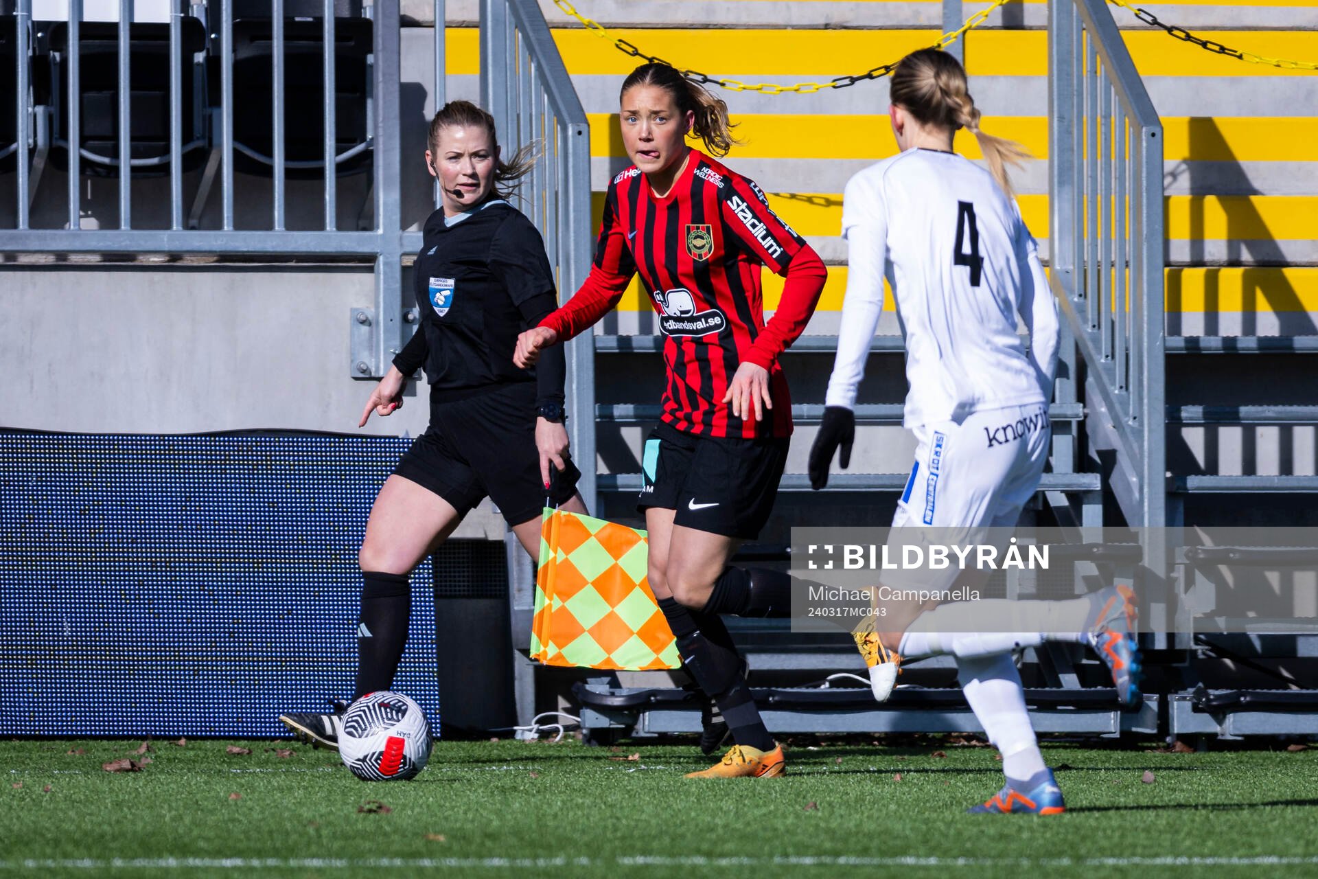 Brommapojkarnas Tuva Ölvestad och IK Uppsalas Clara Flenhagen under fotbollsmatchen i Svenska Cupen mellan Brommapojkarna och IK Uppsala den 17 mars 2024 i Stockholm.