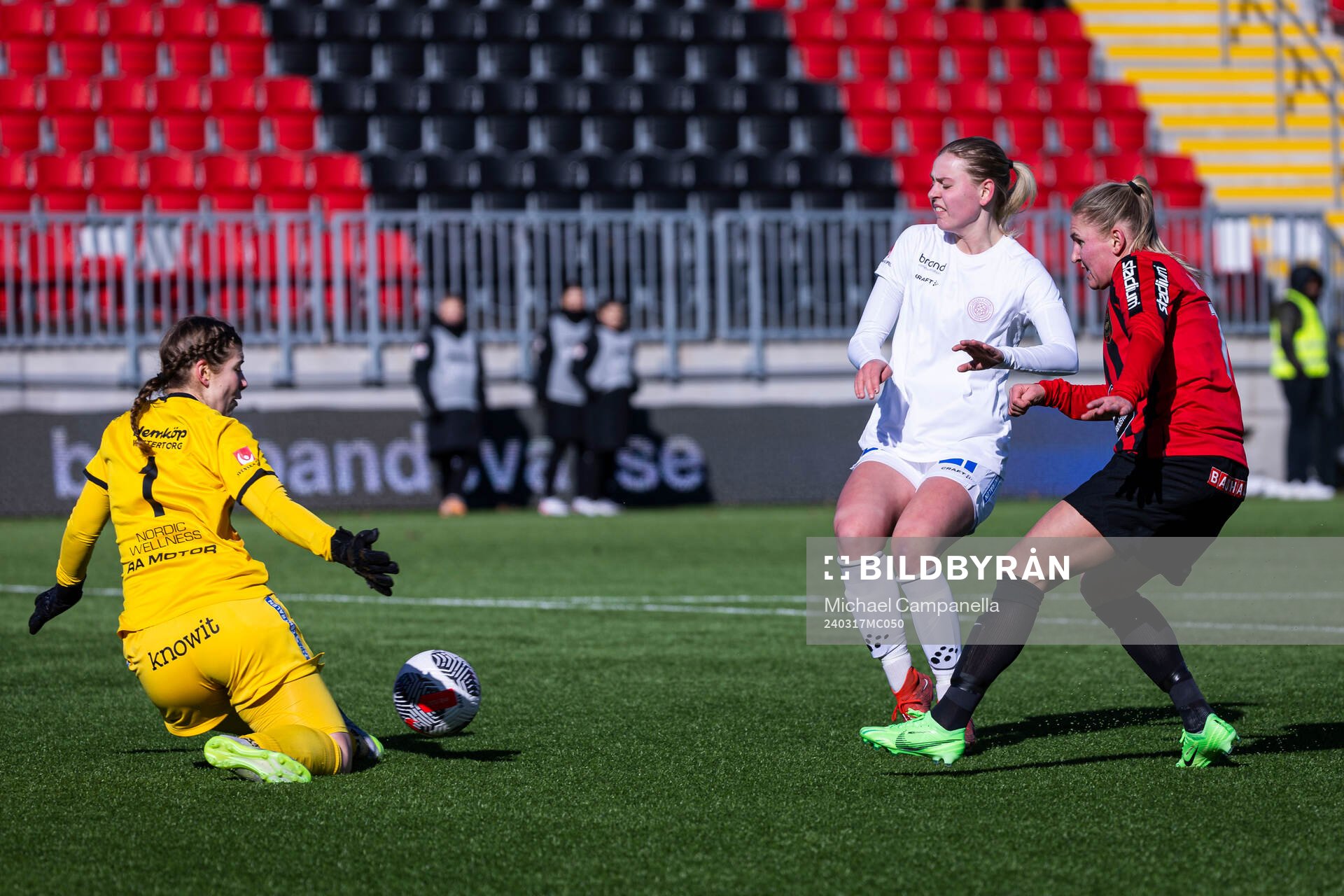Brommapojkarna Ellen Toivio mot IK Uppsalas Matilda Nurmi