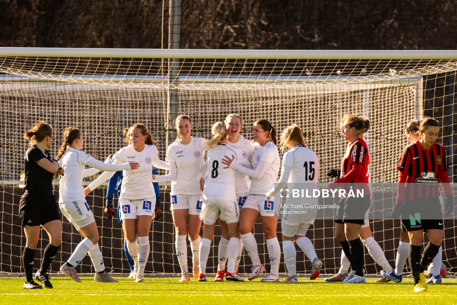 IK Uppsalas Ellen Andersson och lagkamrater jublar