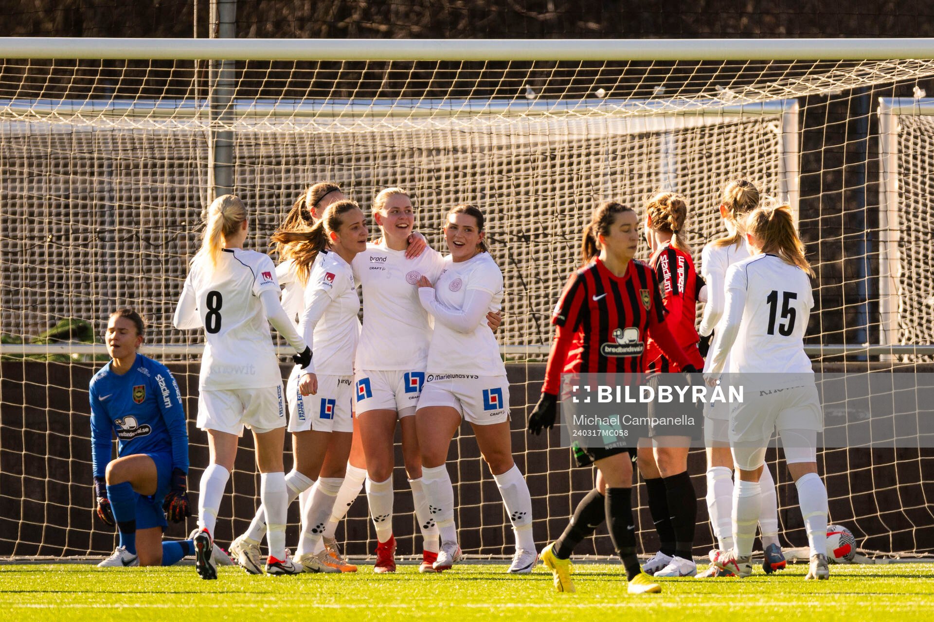 IK Uppsalas Ellen Andersson och lagkamrater jublar