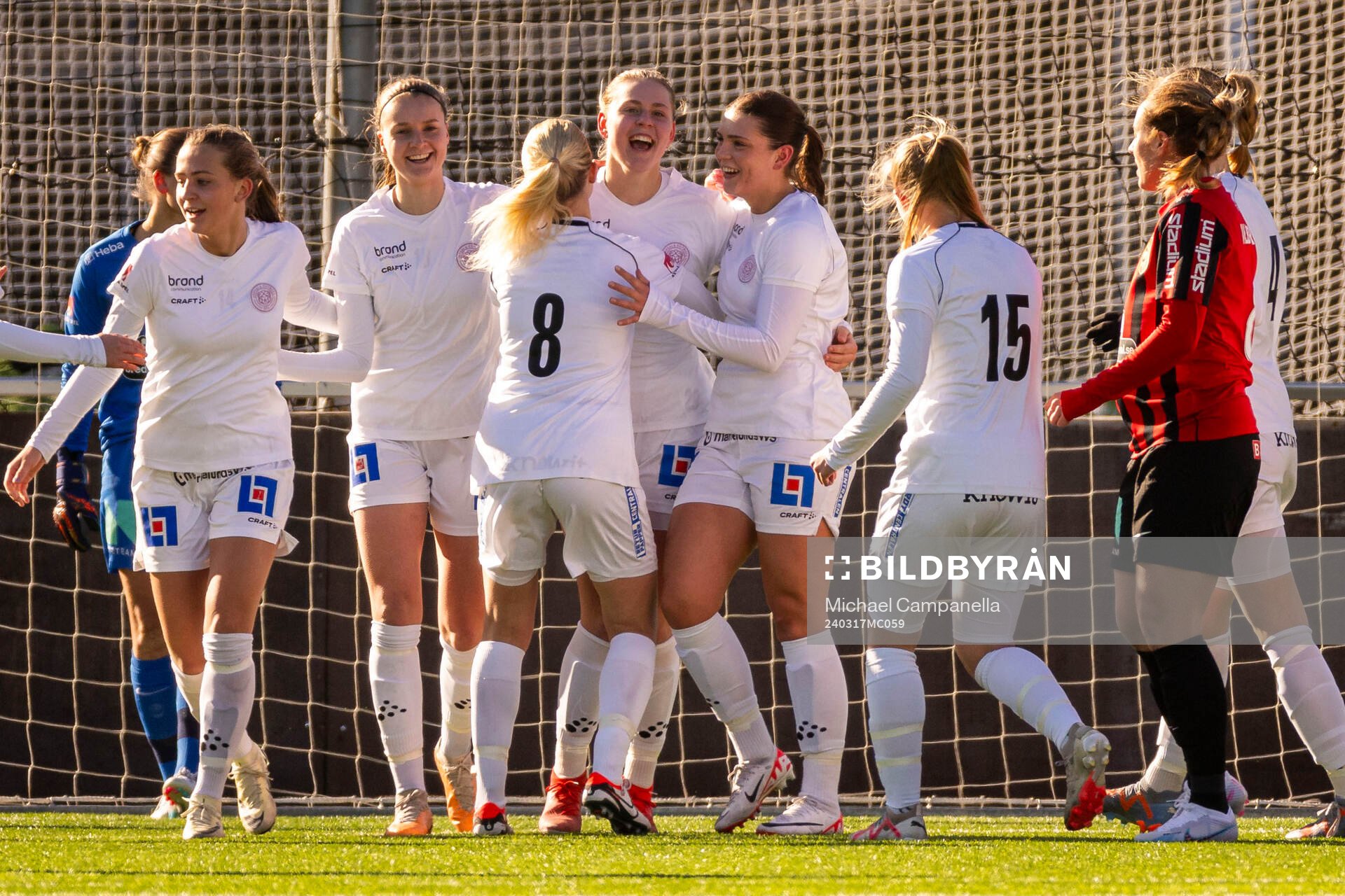 IK Uppsalas Ellen Andersson och lagkamrater jublar efter 1-4 målet under fotbollsmatchen i Svenska Cupen mellan Brommapojkarna och IK Uppsala den 17 mars 2024 i Stockholm.
