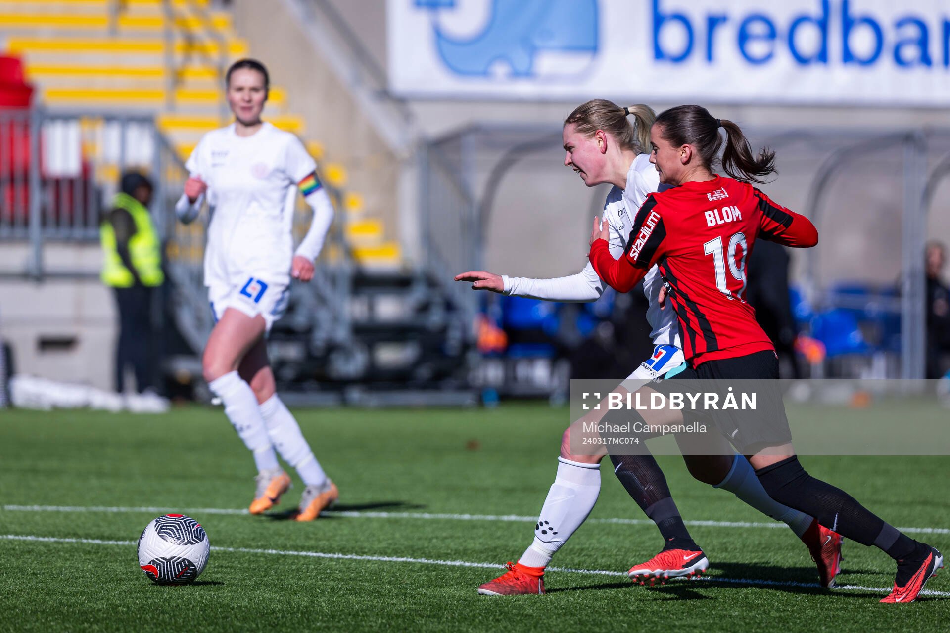 Brommapojkarnas Vera Blom och IK Uppsalas Ellen Andersson under fotbollsmatchen i Svenska Cupen mellan Brommapojkarna och IK Uppsala den 17 mars 2024 i Stockholm.